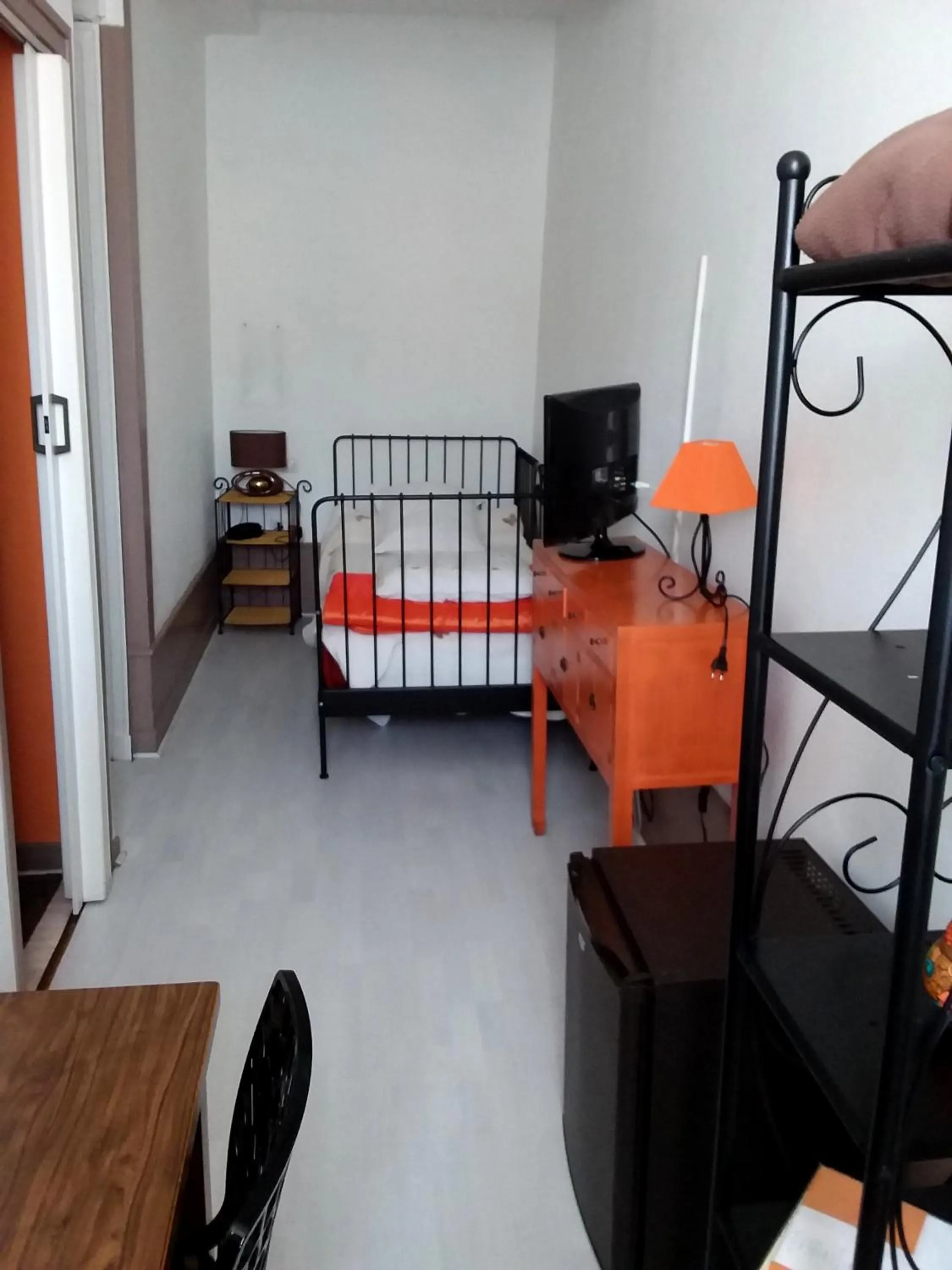 Photo of the whole room, Bed in Authentic by Balladins, Hôtel Le Carré d'Aix