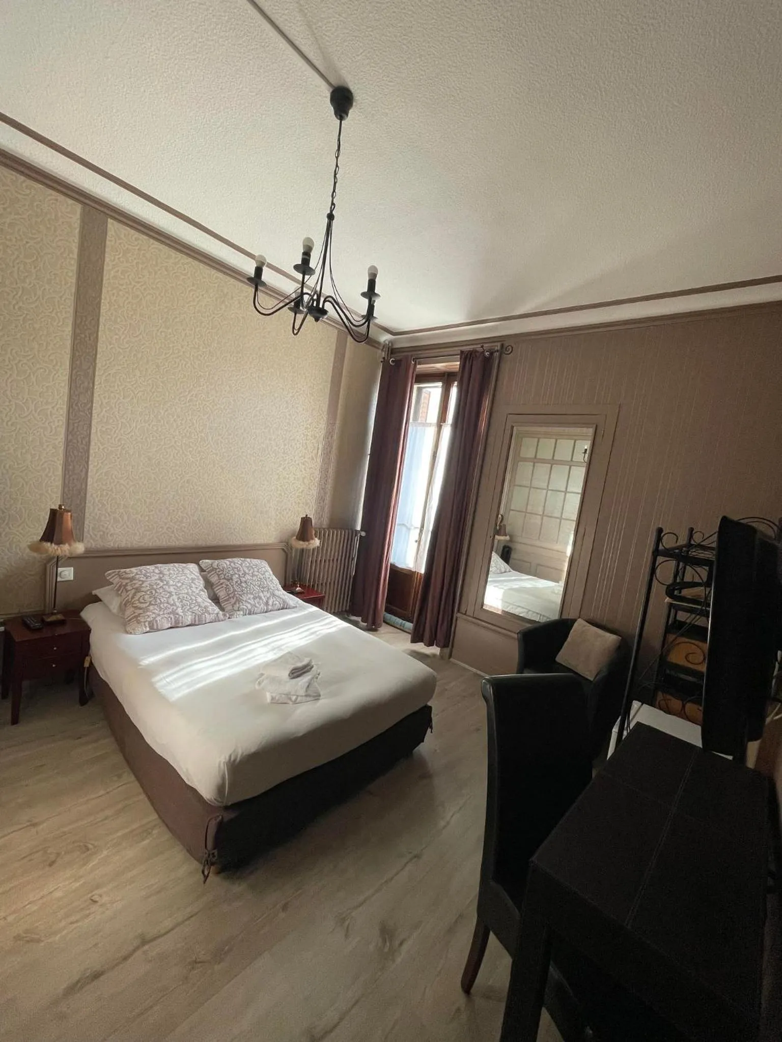 Photo of the whole room, Bed in Authentic by Balladins, Hôtel Le Carré d'Aix
