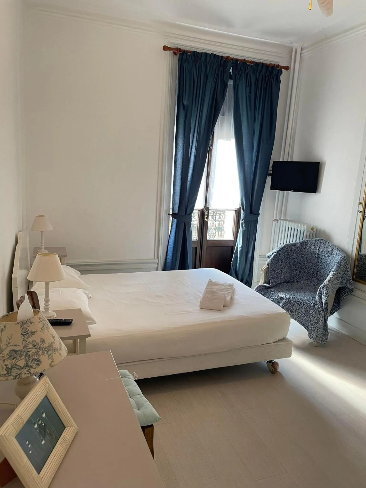 Photo of the whole room, Bed in Authentic by Balladins, Hôtel Le Carré d'Aix