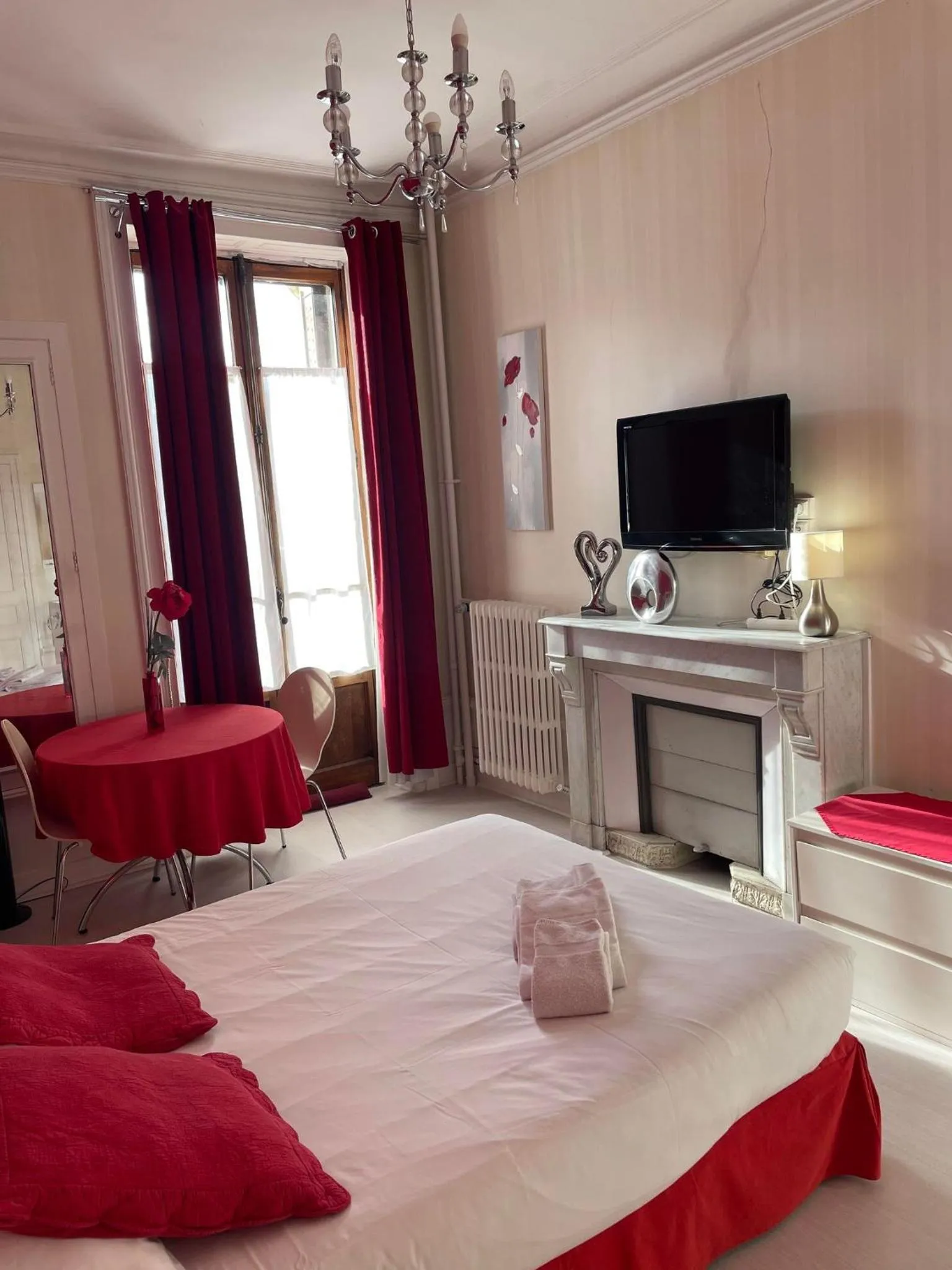 Photo of the whole room, Bed in Authentic by Balladins, Hôtel Le Carré d'Aix