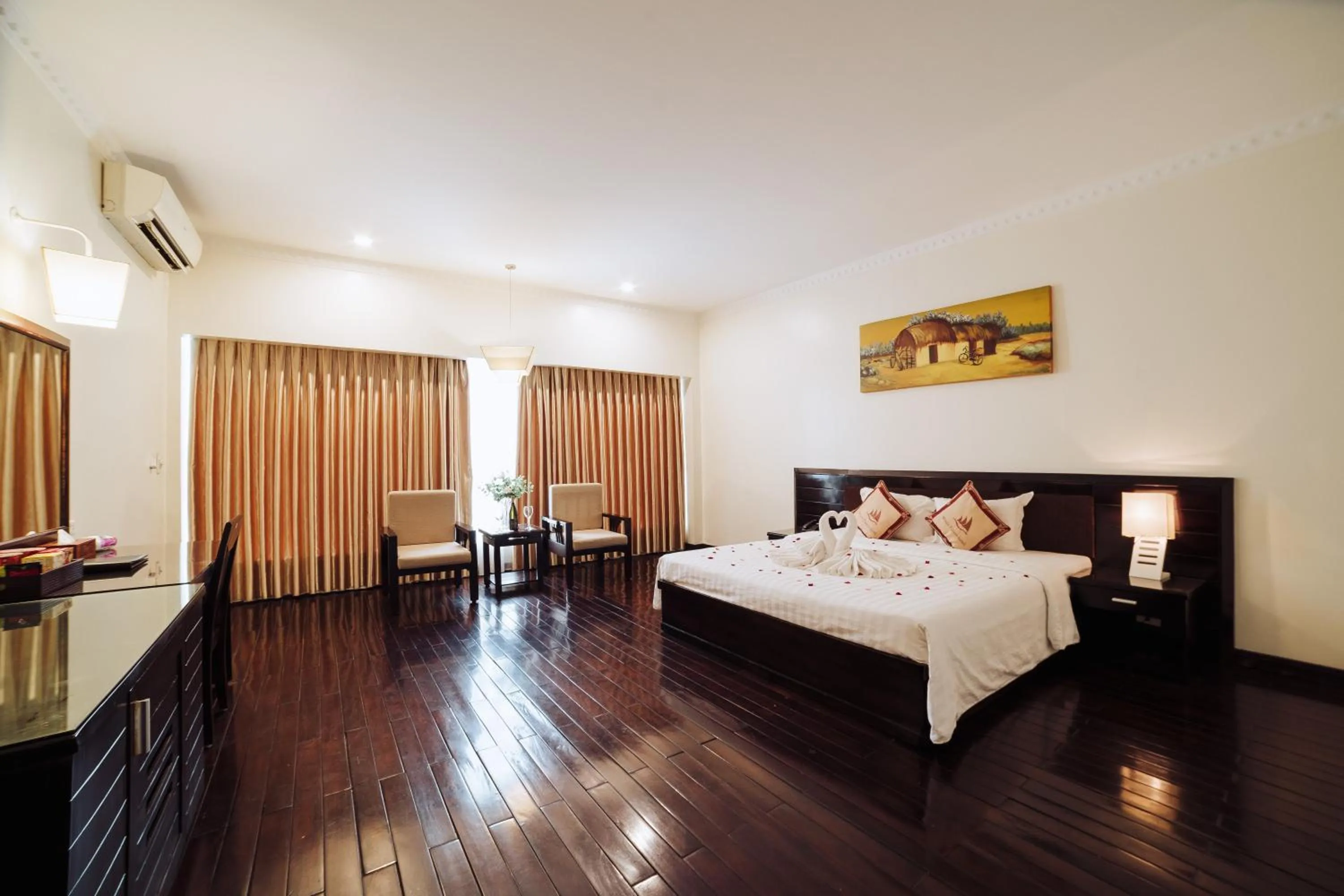 Photo of the whole room, Bed in White Palace Thai Binh Hotel