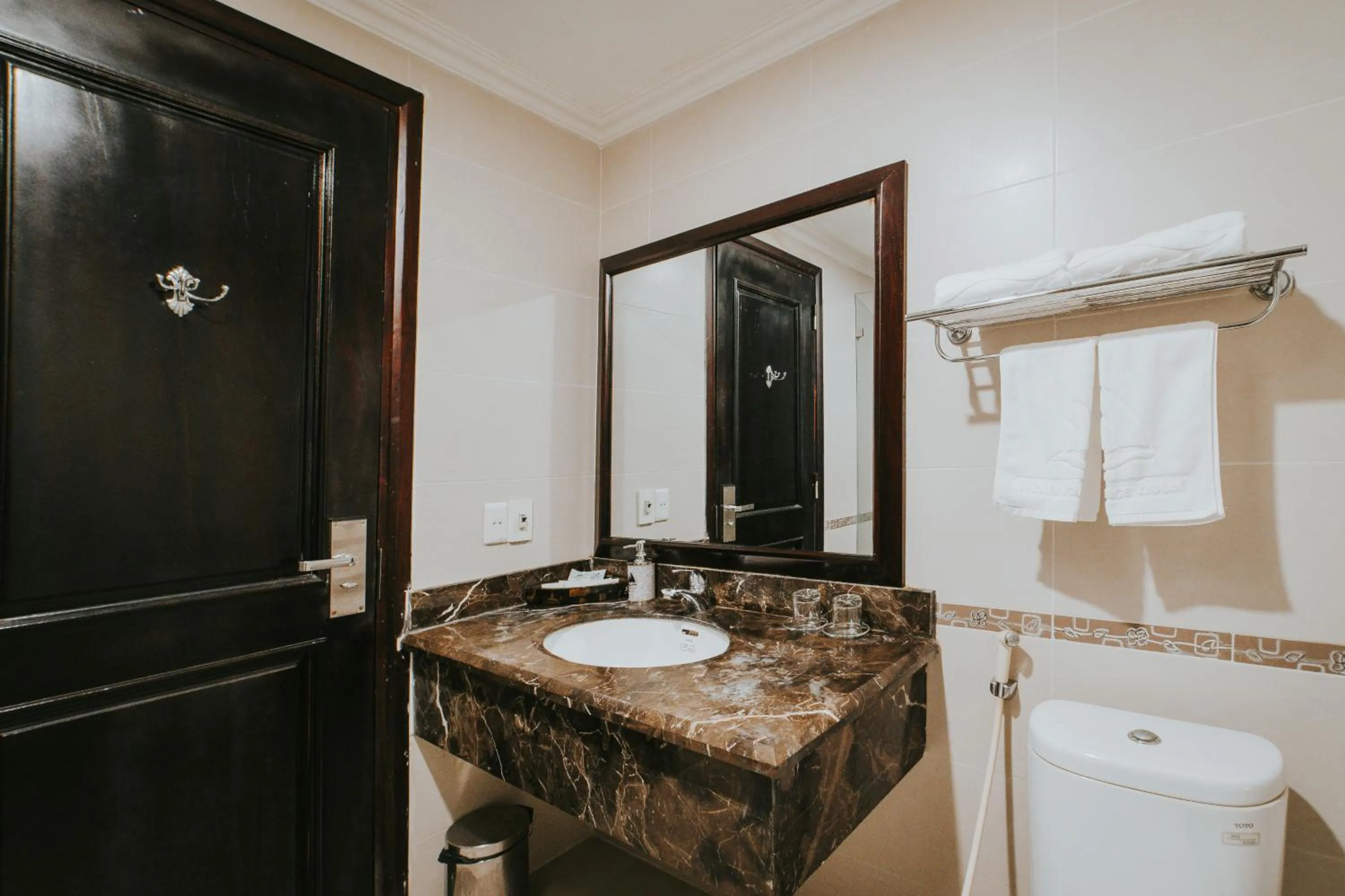 Bathroom in White Palace Thai Binh Hotel