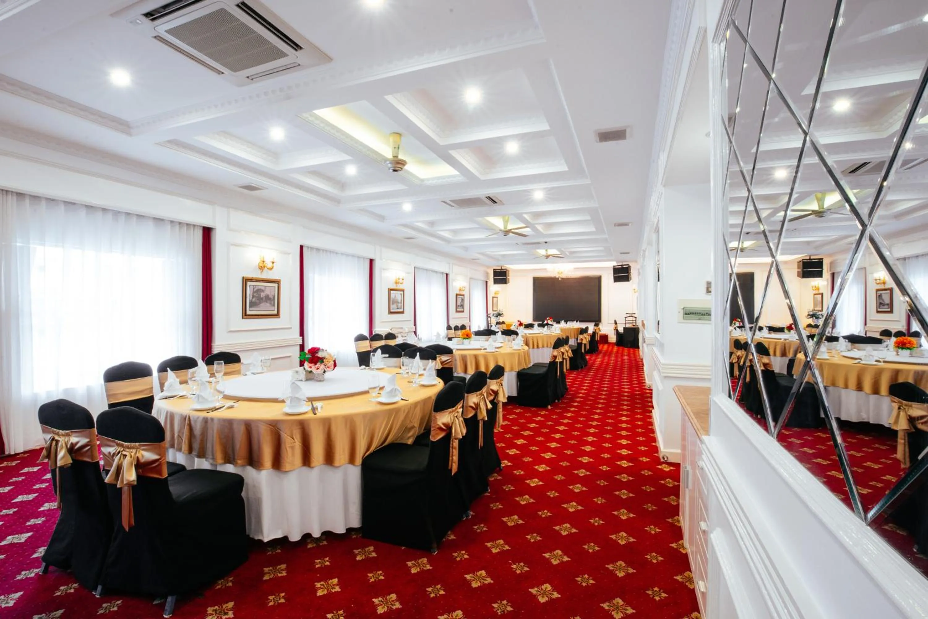Restaurant/places to eat in White Palace Thai Binh Hotel