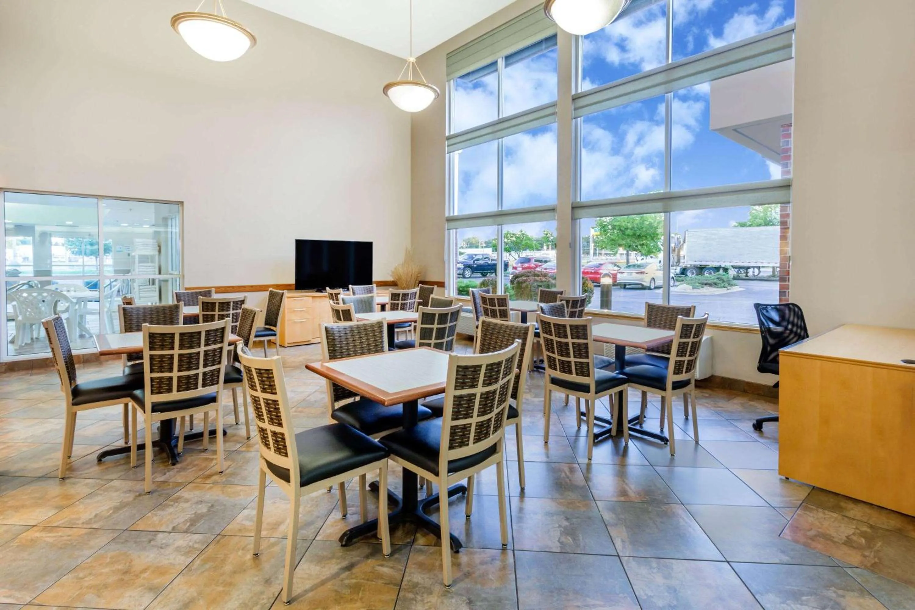 Lobby or reception in Super 8 by Wyndham Madison South