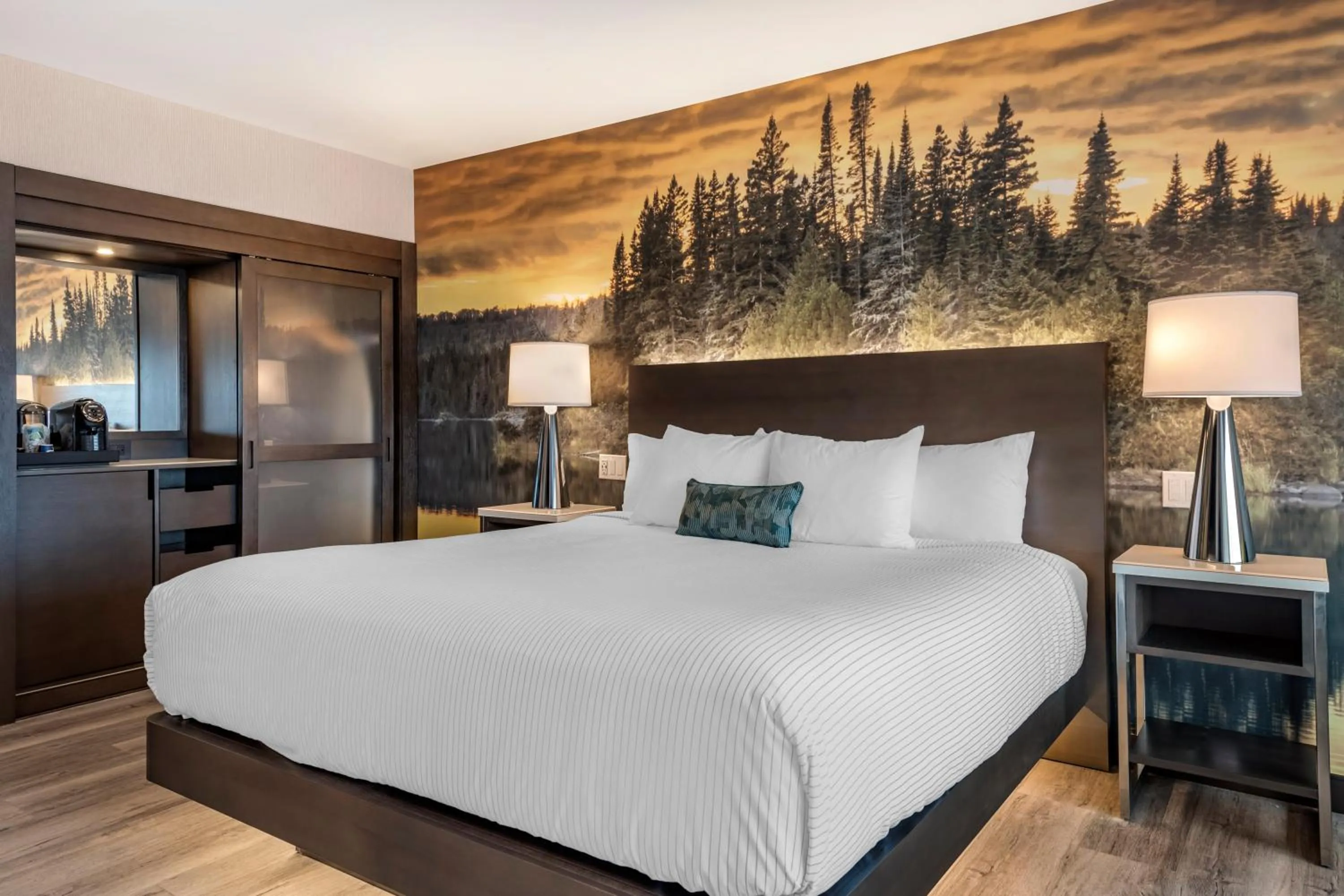 Bed in Cambria Hotel Shelby Township - Detroit Utica