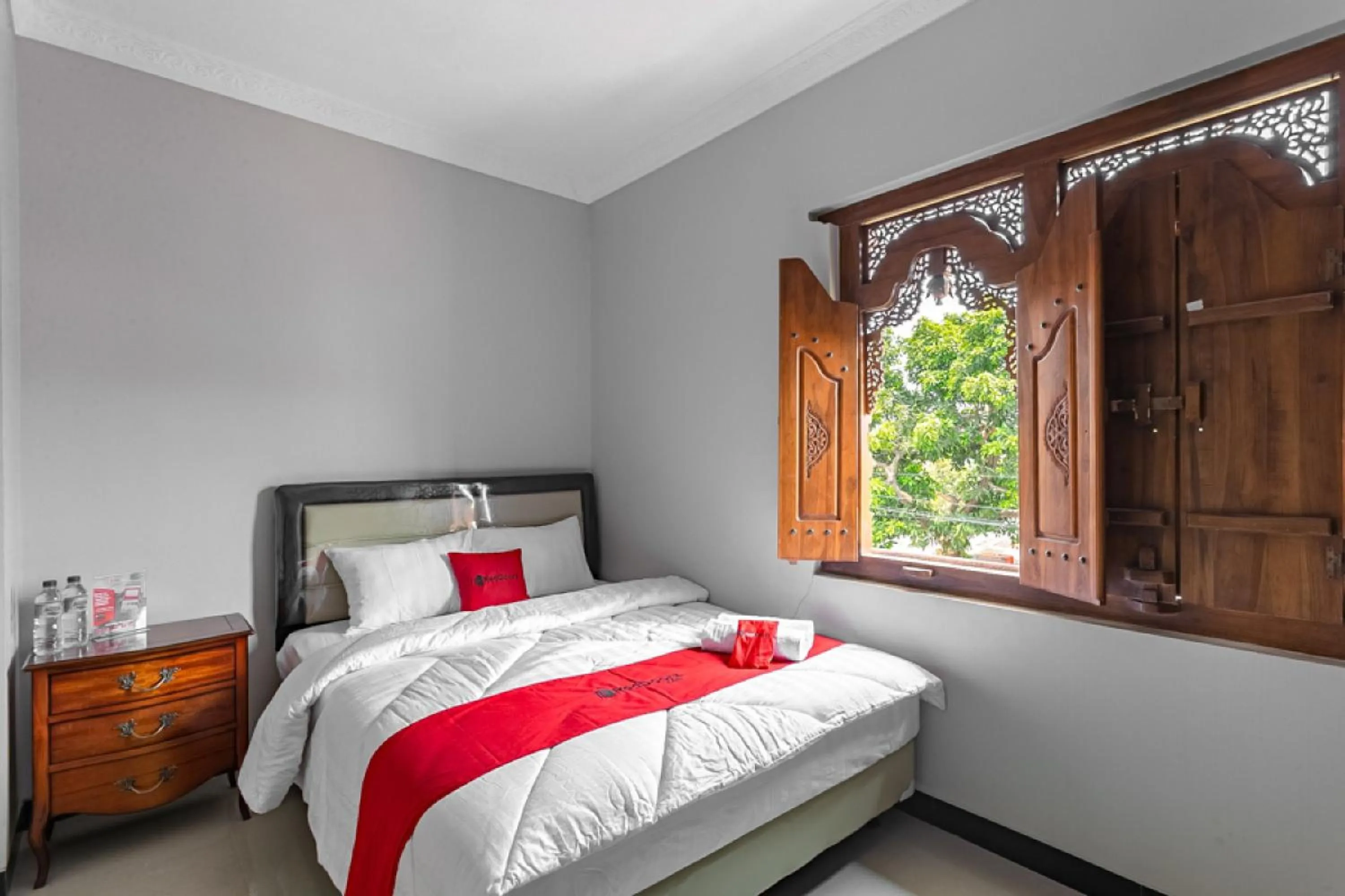 Bedroom, Bed in RedDoorz Syariah near Exit Toll Banyumanik Semarang