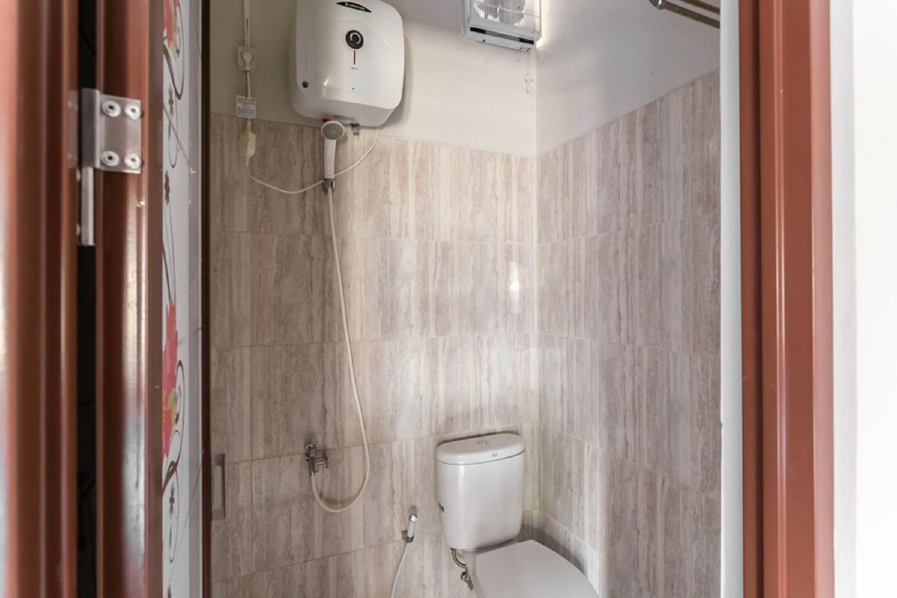 Bathroom in RedDoorz Syariah near Exit Toll Banyumanik Semarang