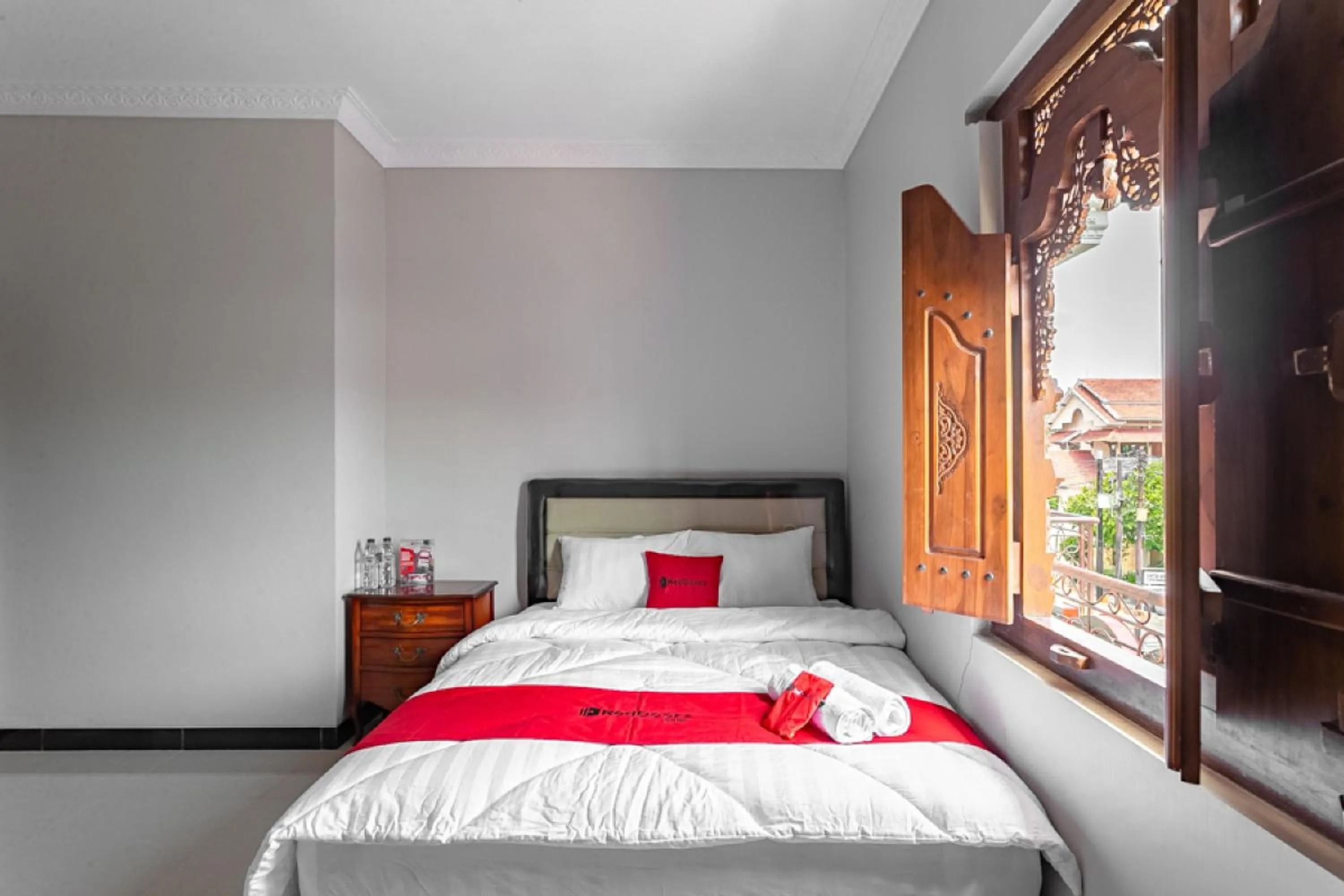 Bedroom, Bed in RedDoorz Syariah near Exit Toll Banyumanik Semarang