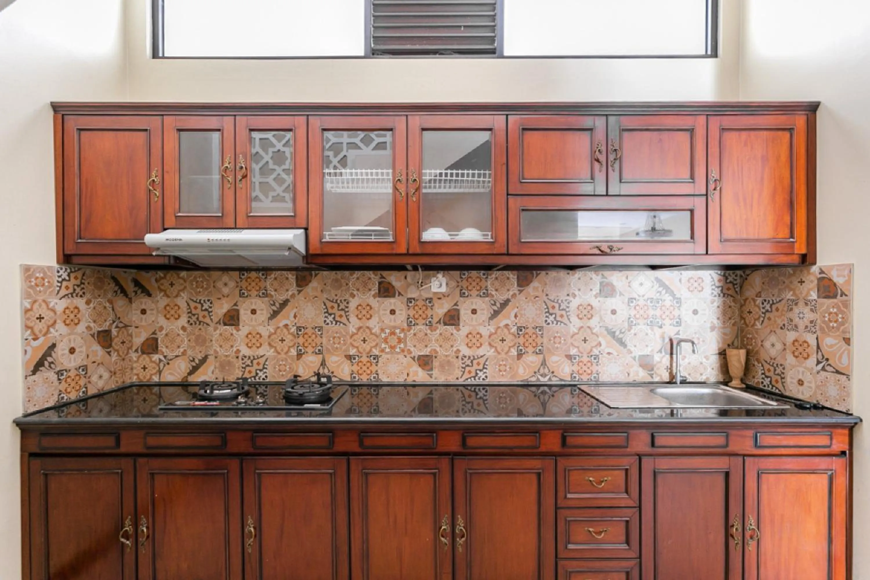 Communal kitchen in RedDoorz Syariah near Exit Toll Banyumanik Semarang