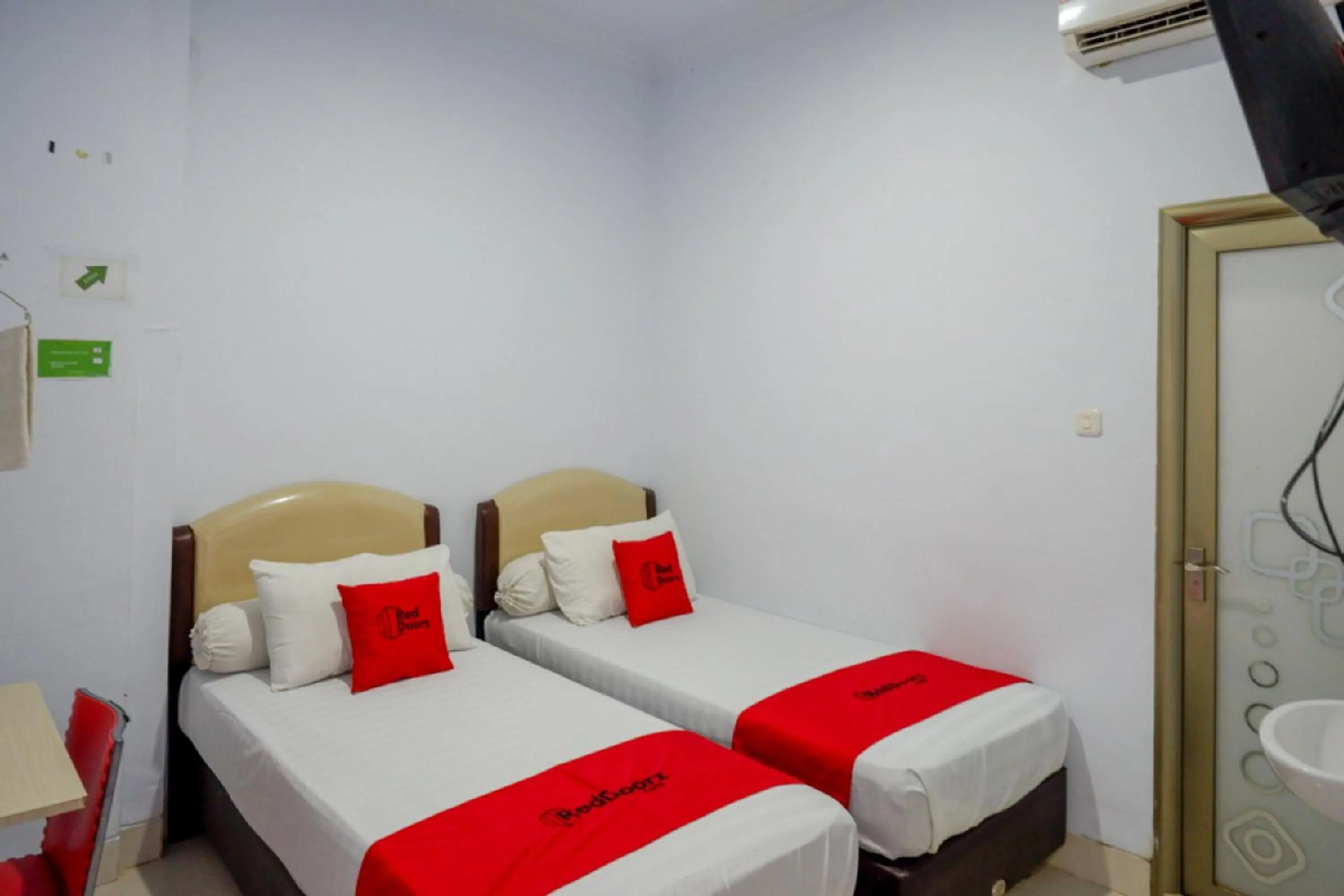 Bed in RedDoorz @ Hotel Bravo Pantai Kamali Bau Bau