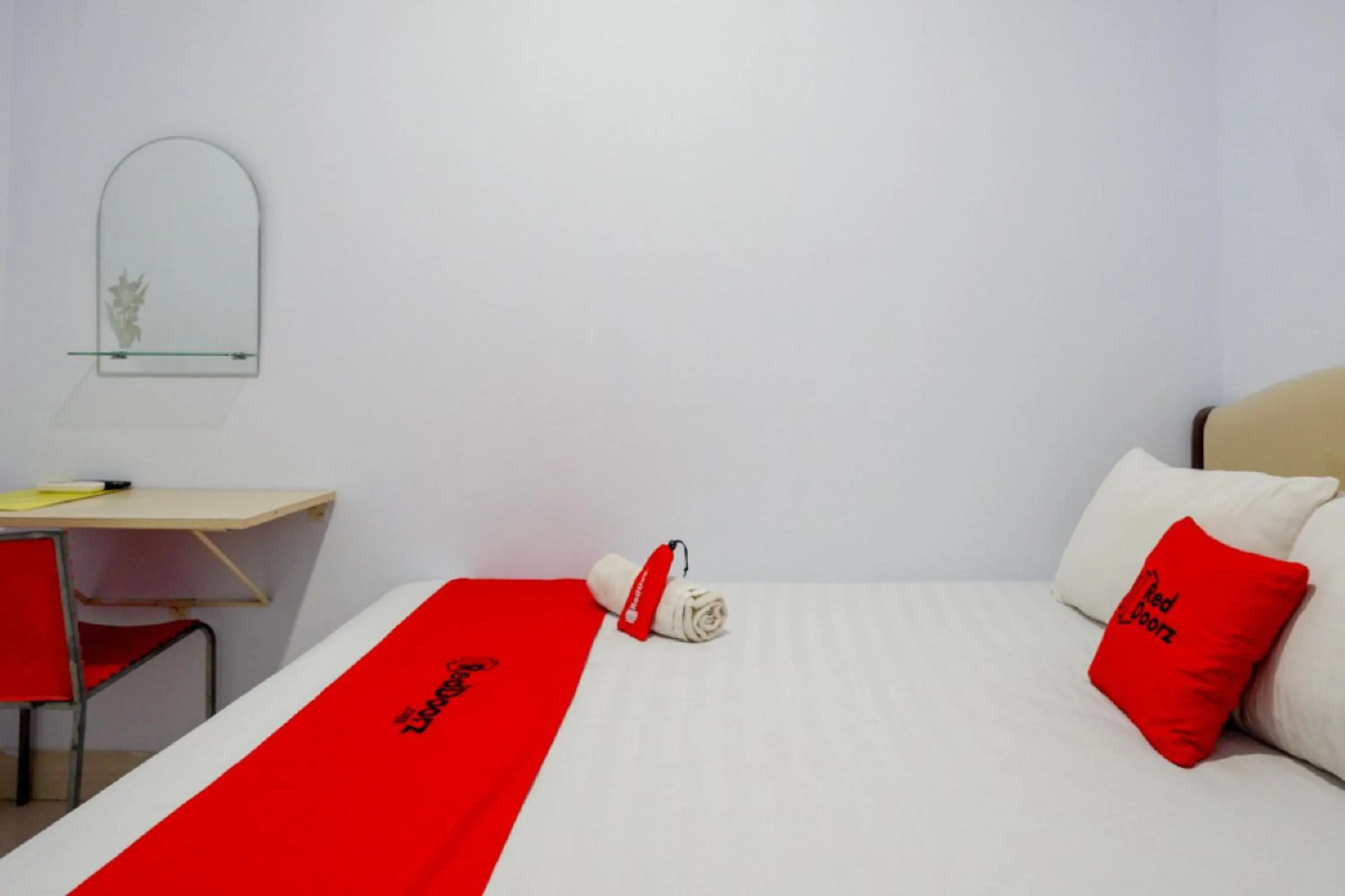 Bedroom, Bed in RedDoorz @ Hotel Bravo Pantai Kamali Bau Bau