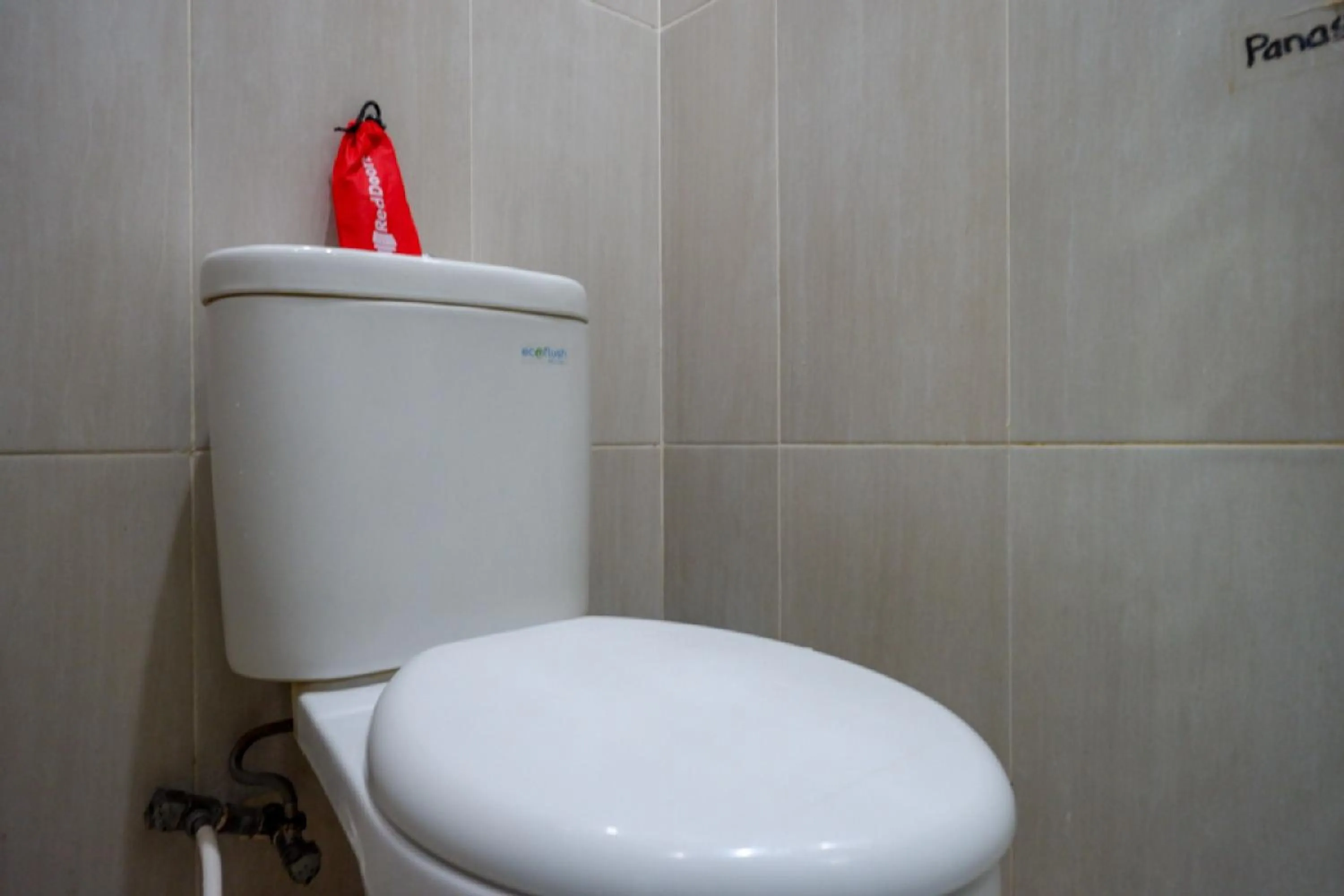 Bathroom in RedDoorz @ Hotel Bravo Pantai Kamali Bau Bau