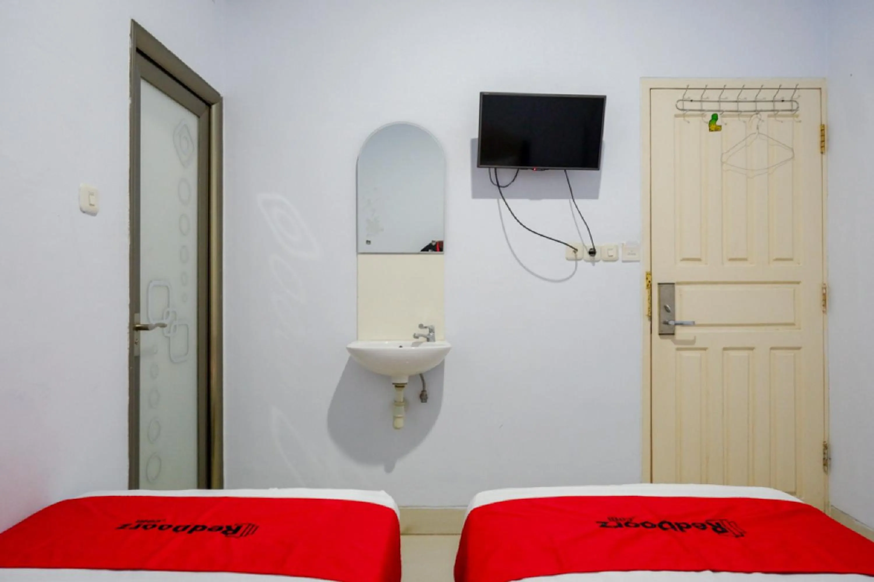 Bed in RedDoorz @ Hotel Bravo Pantai Kamali Bau Bau