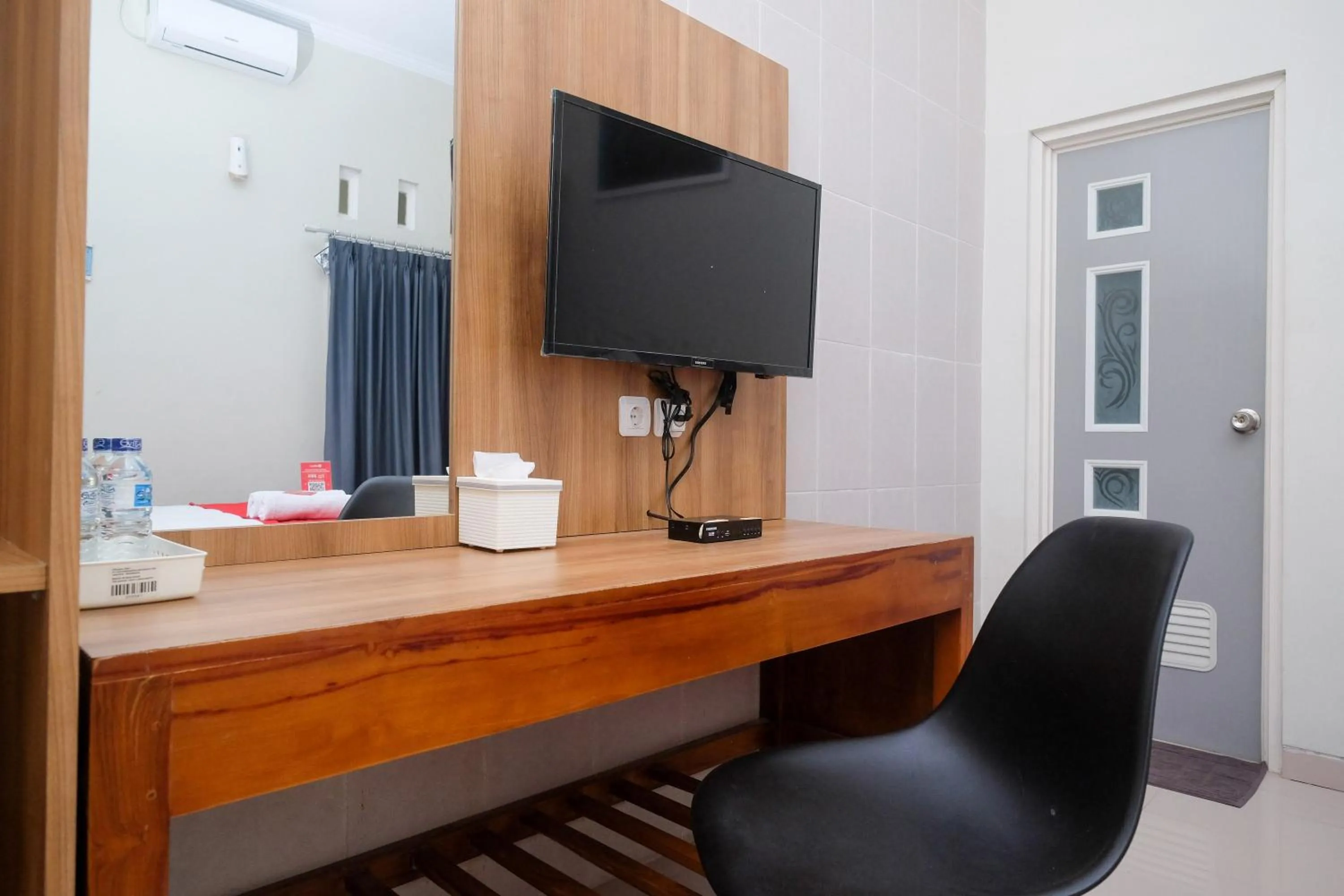 TV and multimedia in RedDoorz Syariah near Pascasarjana UGM 3