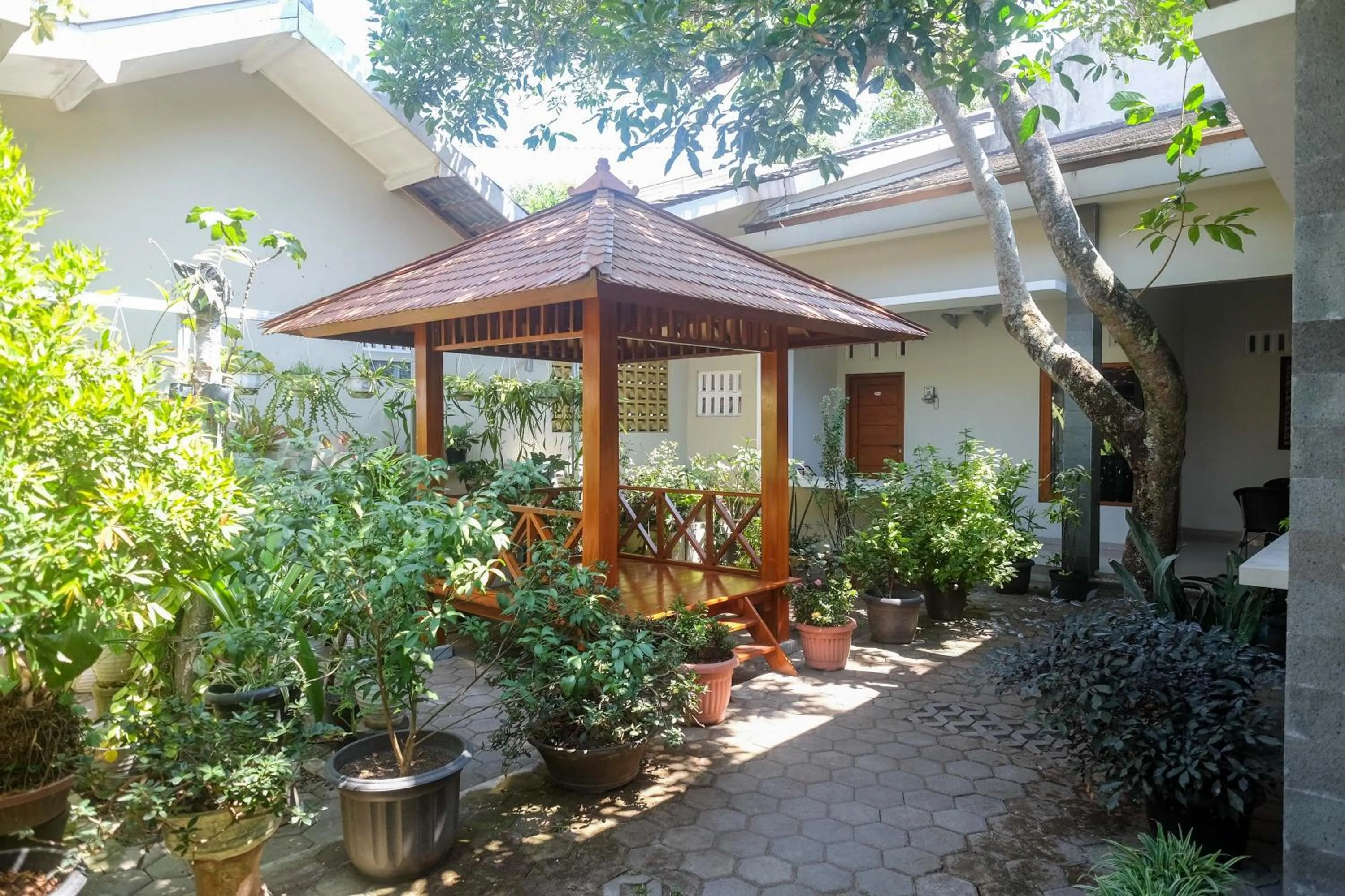 Patio in RedDoorz Syariah near Pascasarjana UGM 3