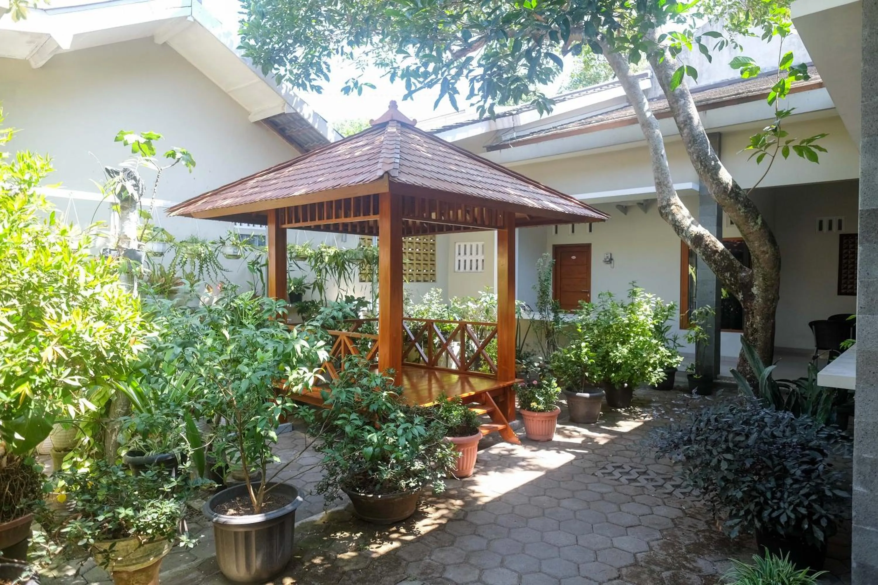 Patio in RedDoorz Syariah near Pascasarjana UGM 3