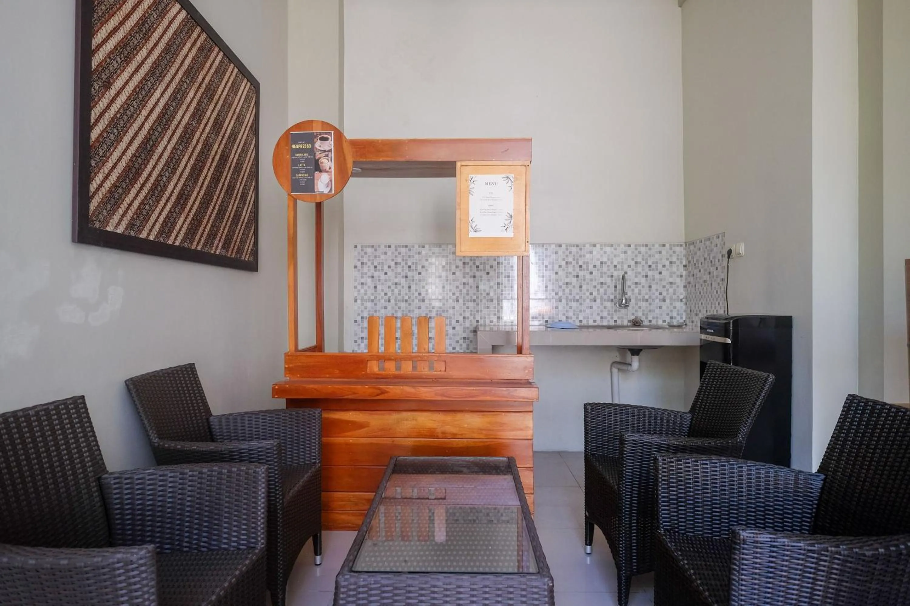 Seating area in RedDoorz Syariah near Pascasarjana UGM 3