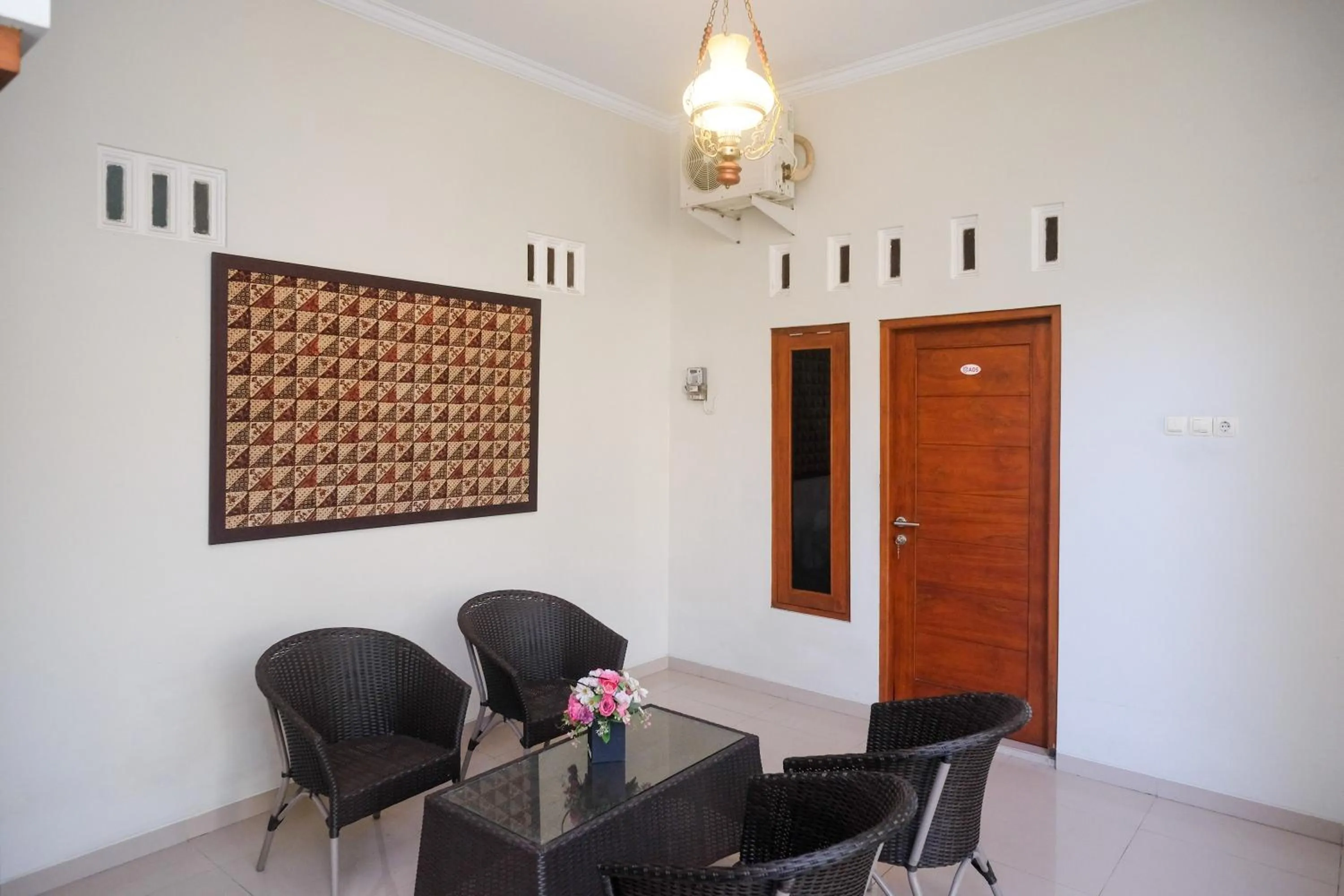 Seating area in RedDoorz Syariah near Pascasarjana UGM 3