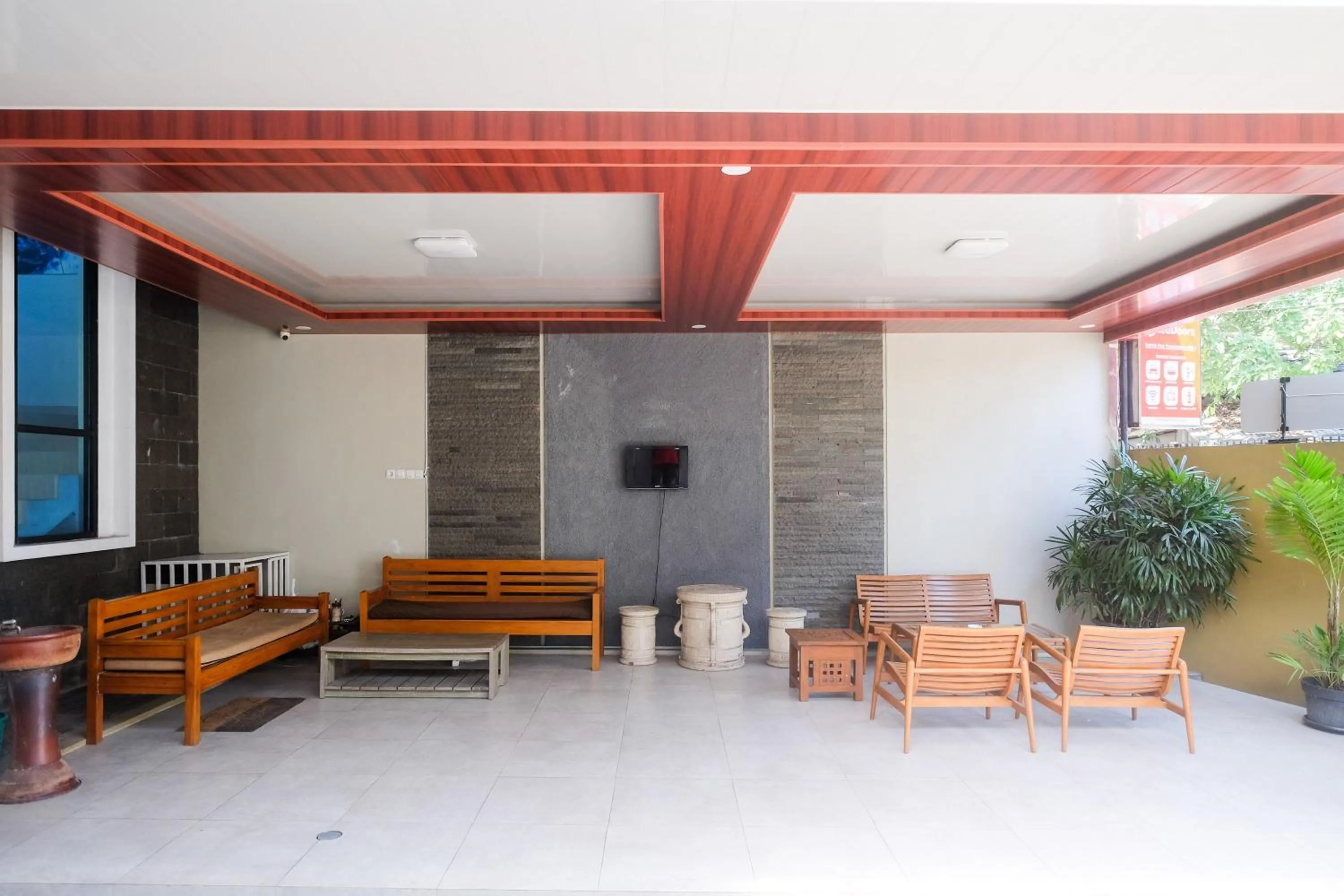 Seating area in RedDoorz Syariah near Pascasarjana UGM 3