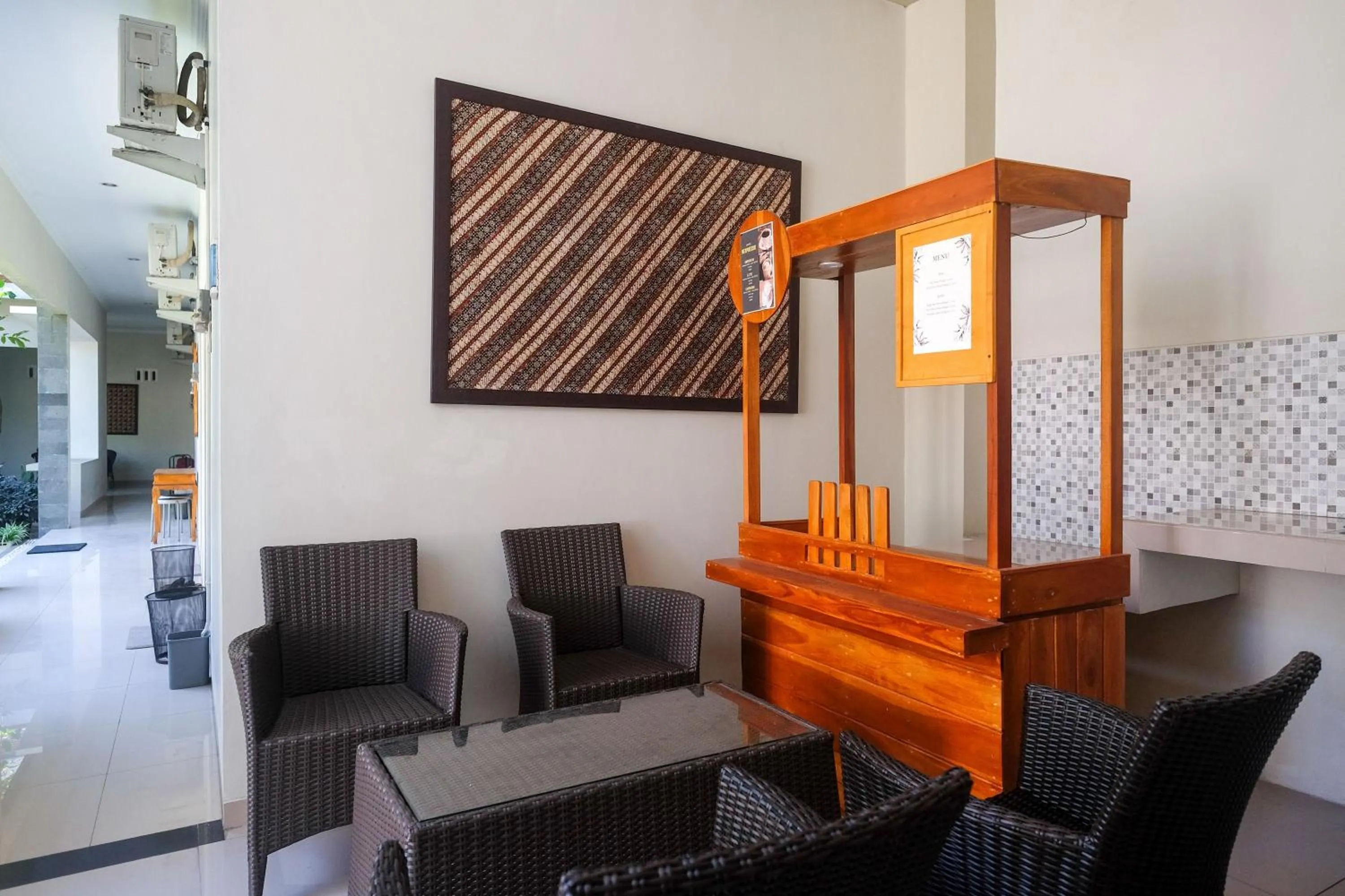 Seating area in RedDoorz Syariah near Pascasarjana UGM 3