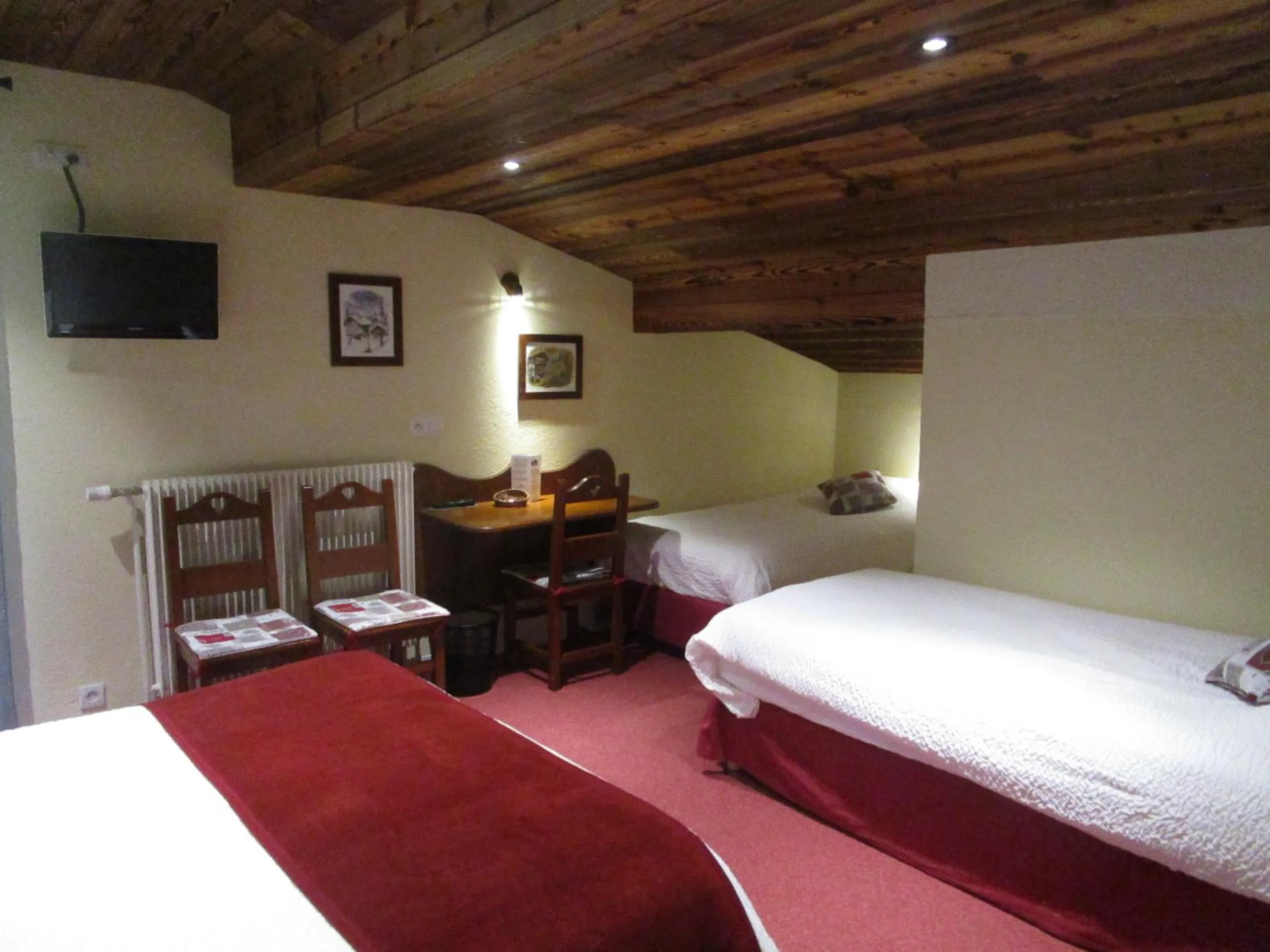 Photo of the whole room, Bed in Auberge de la Dranse