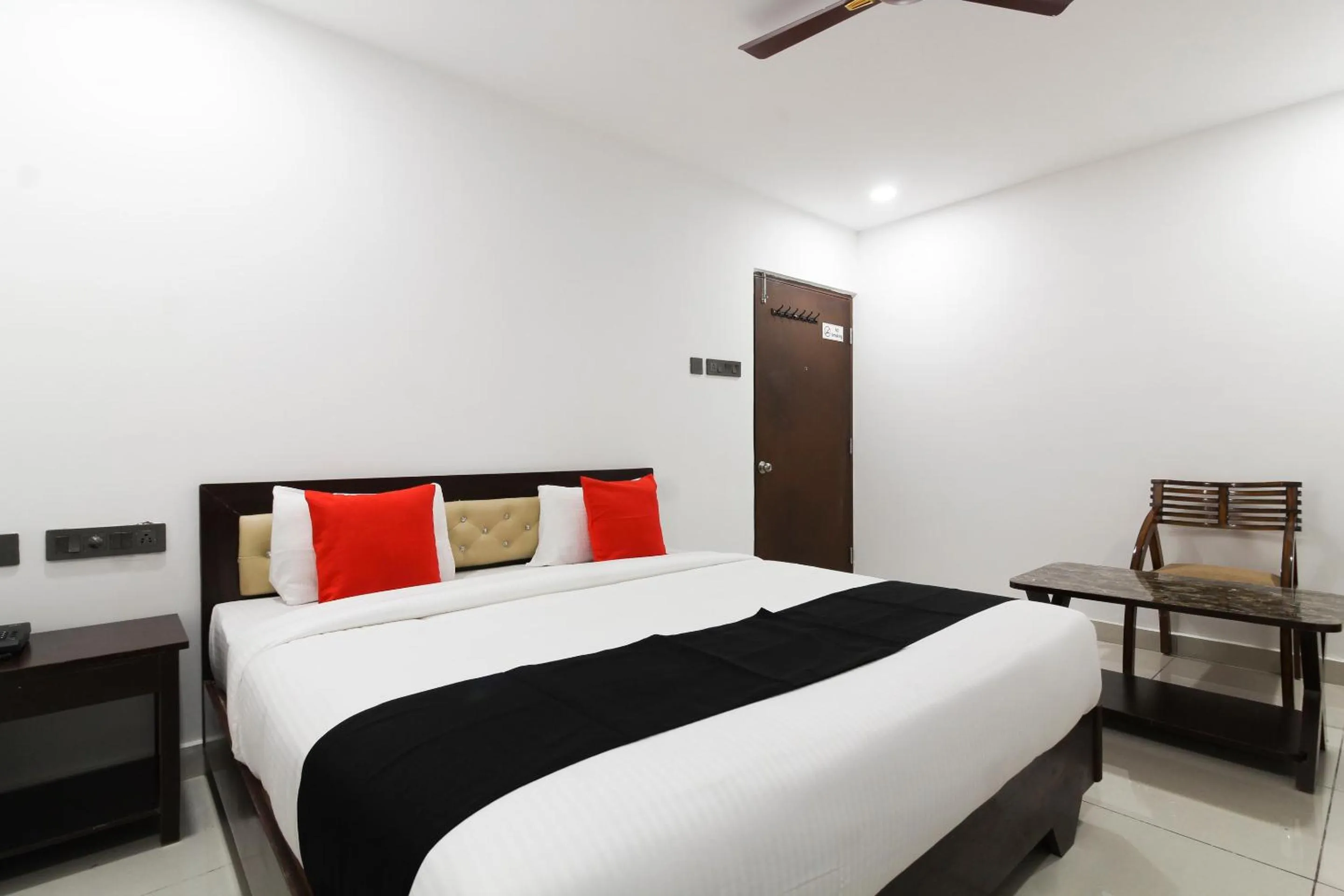 Bedroom, Bed in Super Collection O Mythri Hotel Near By ECIL, AS RAO Nagar, Sainikpuri