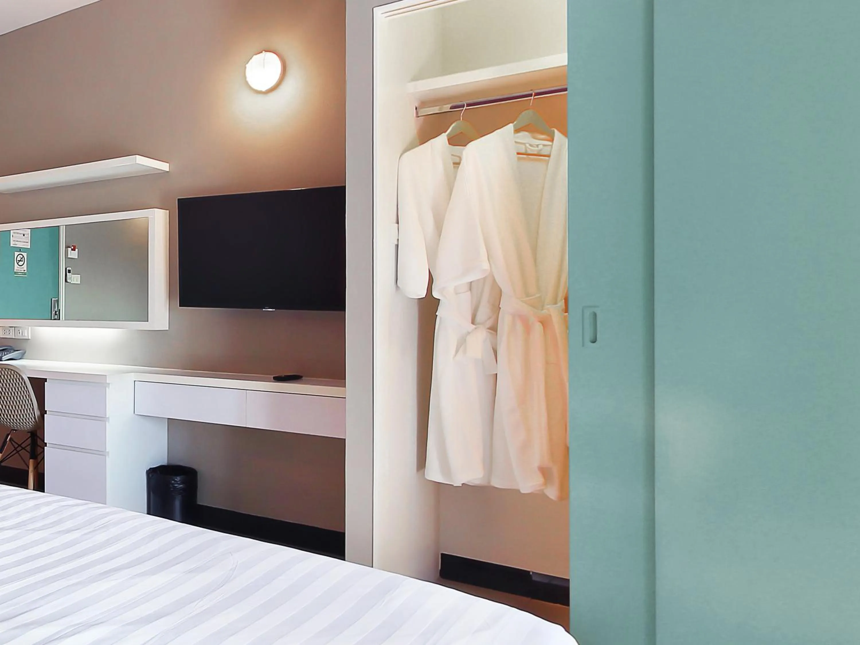 wardrobe, Bed in Fullroom 77 Srinakarin