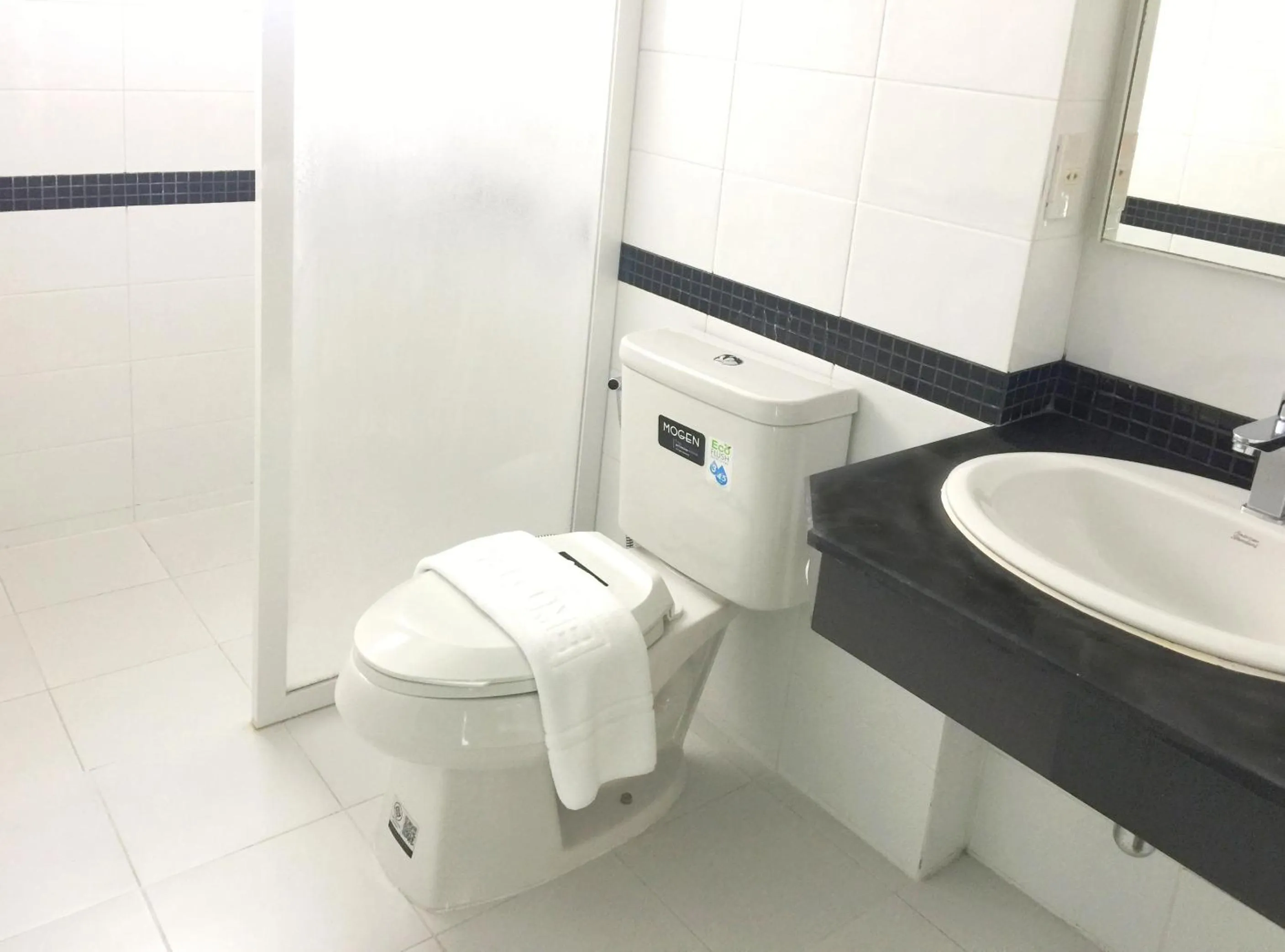 Toilet in Fullroom 77 Srinakarin