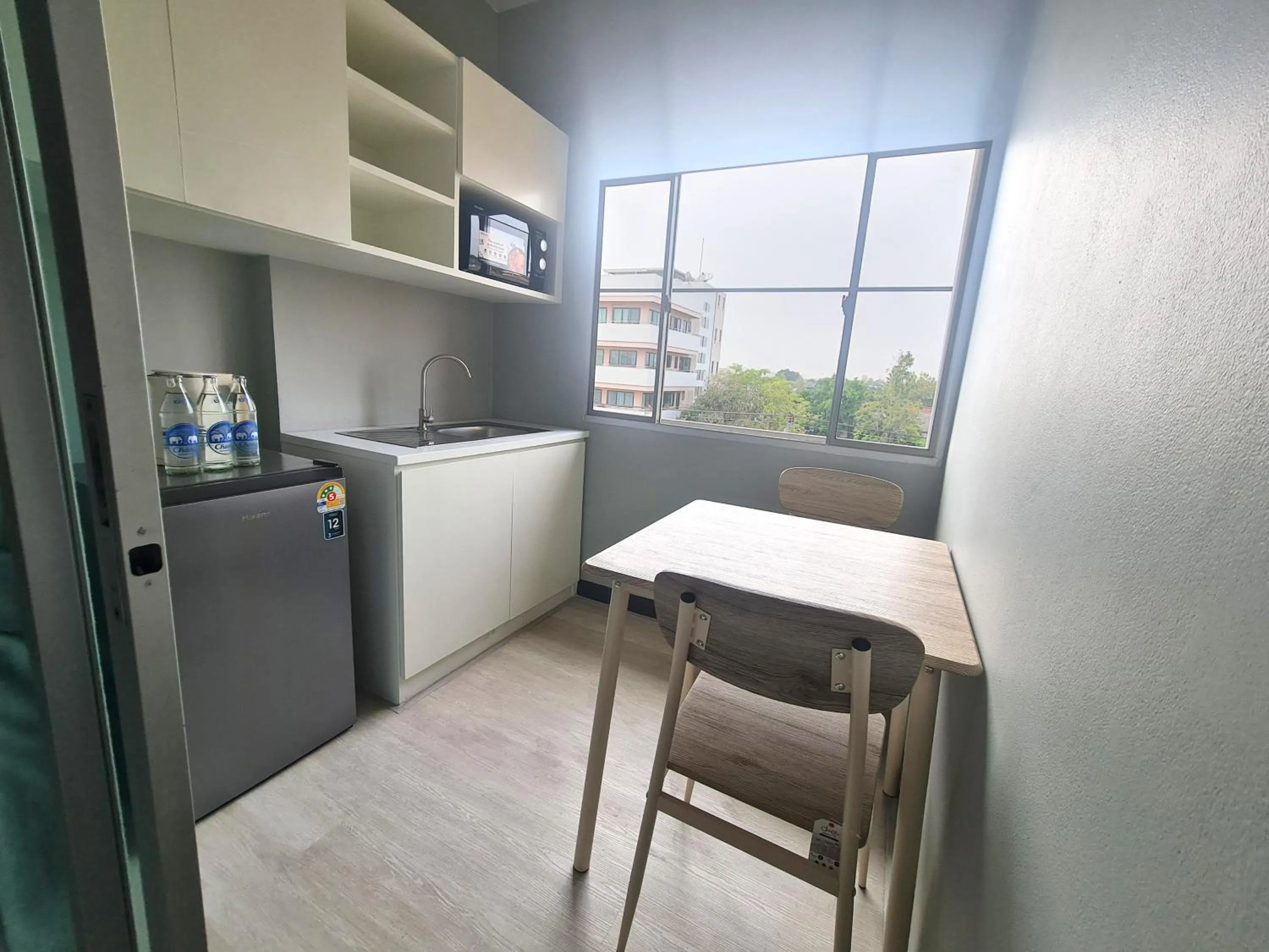 Dining area in Fullroom 77 Srinakarin