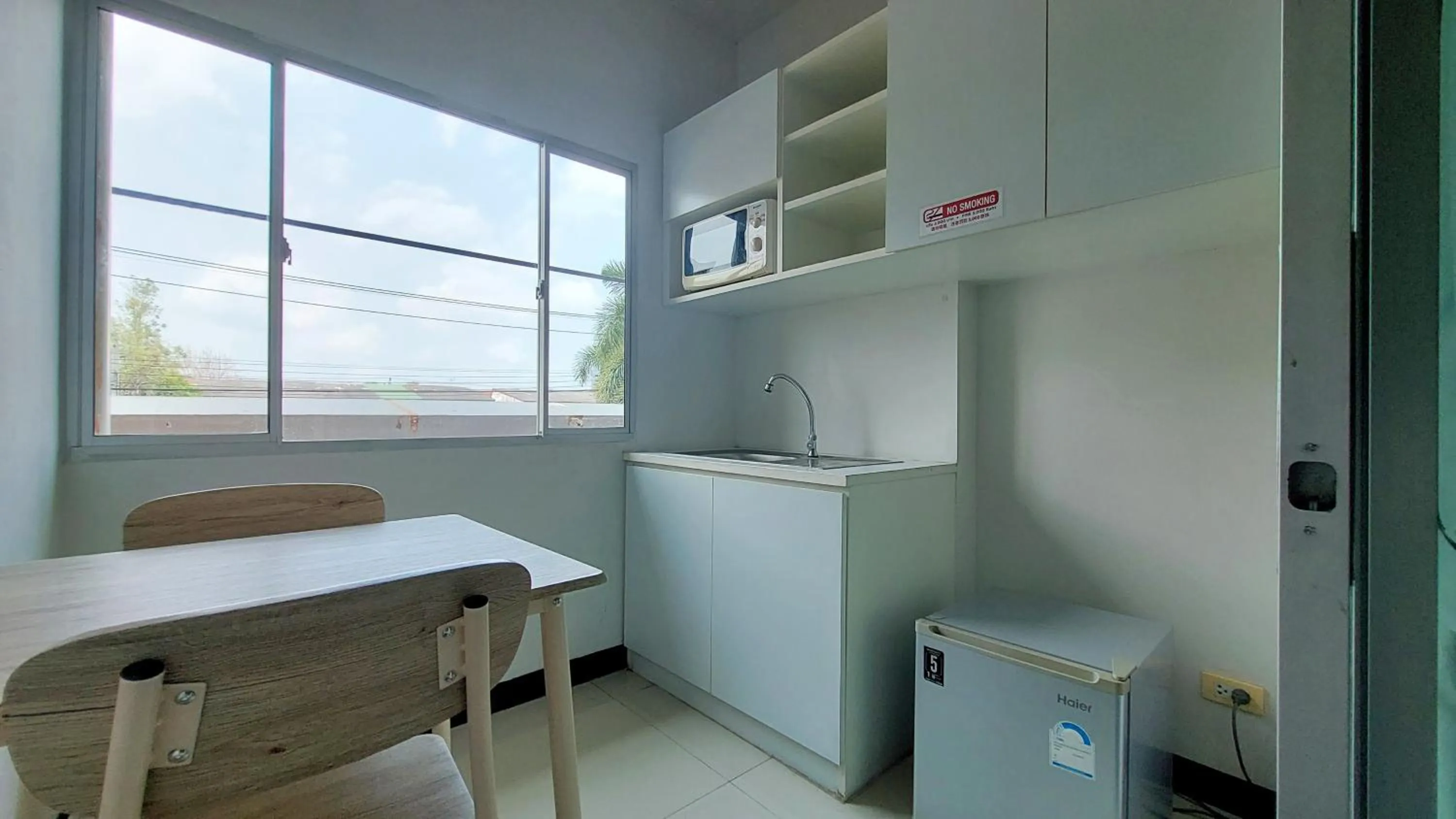 Dining area in Fullroom 77 Srinakarin