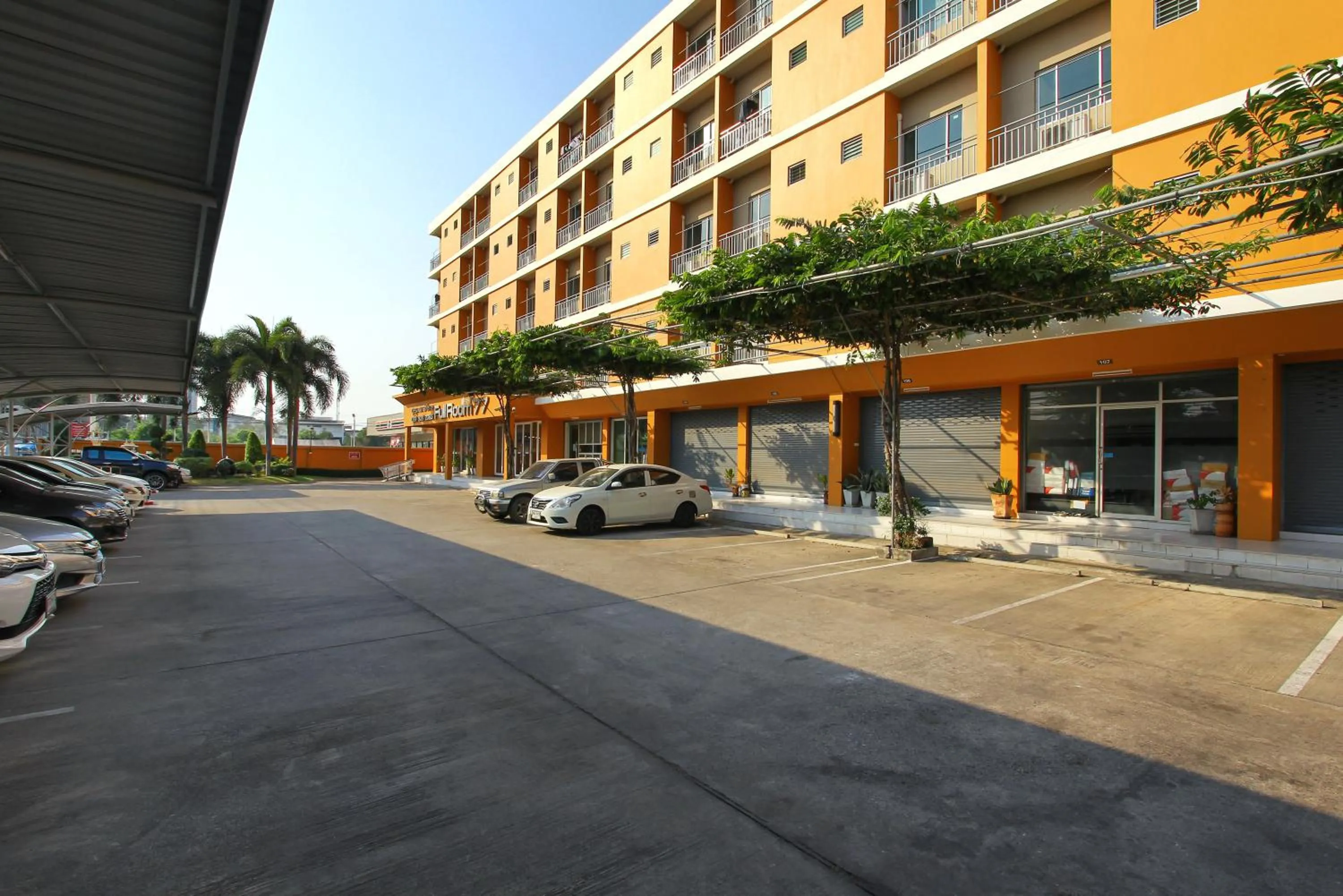 Property building in Fullroom 77 Srinakarin