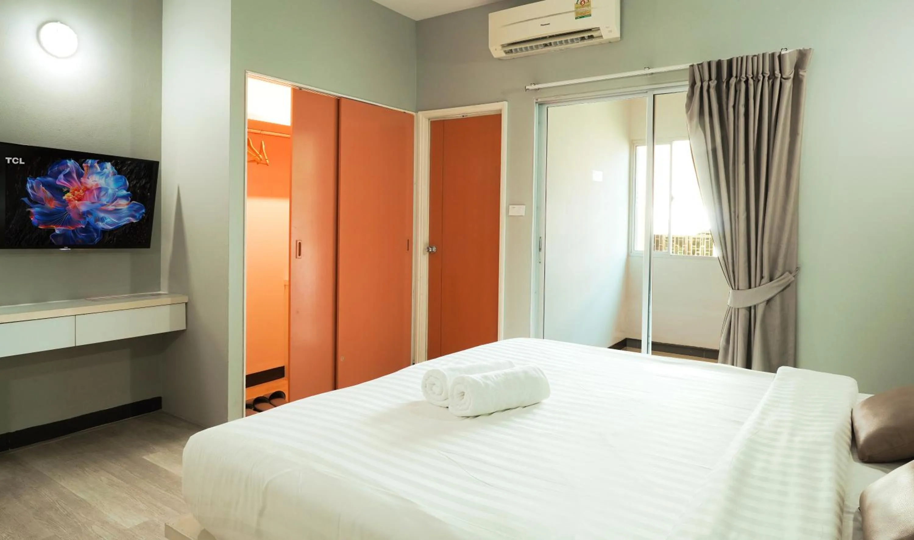 Communal lounge/ TV room, Bed in Fullroom 77 Srinakarin