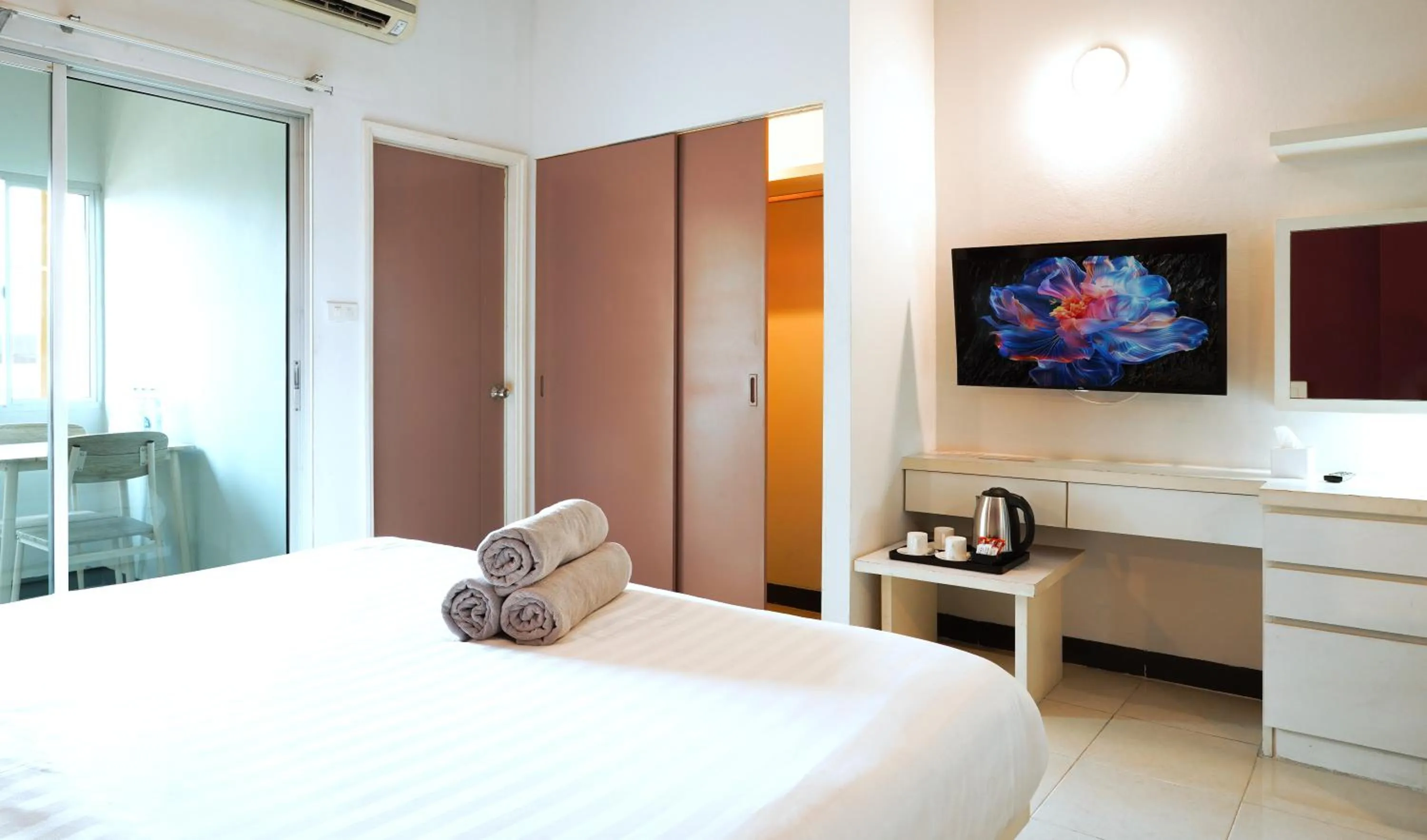 Bed in Fullroom 77 Srinakarin