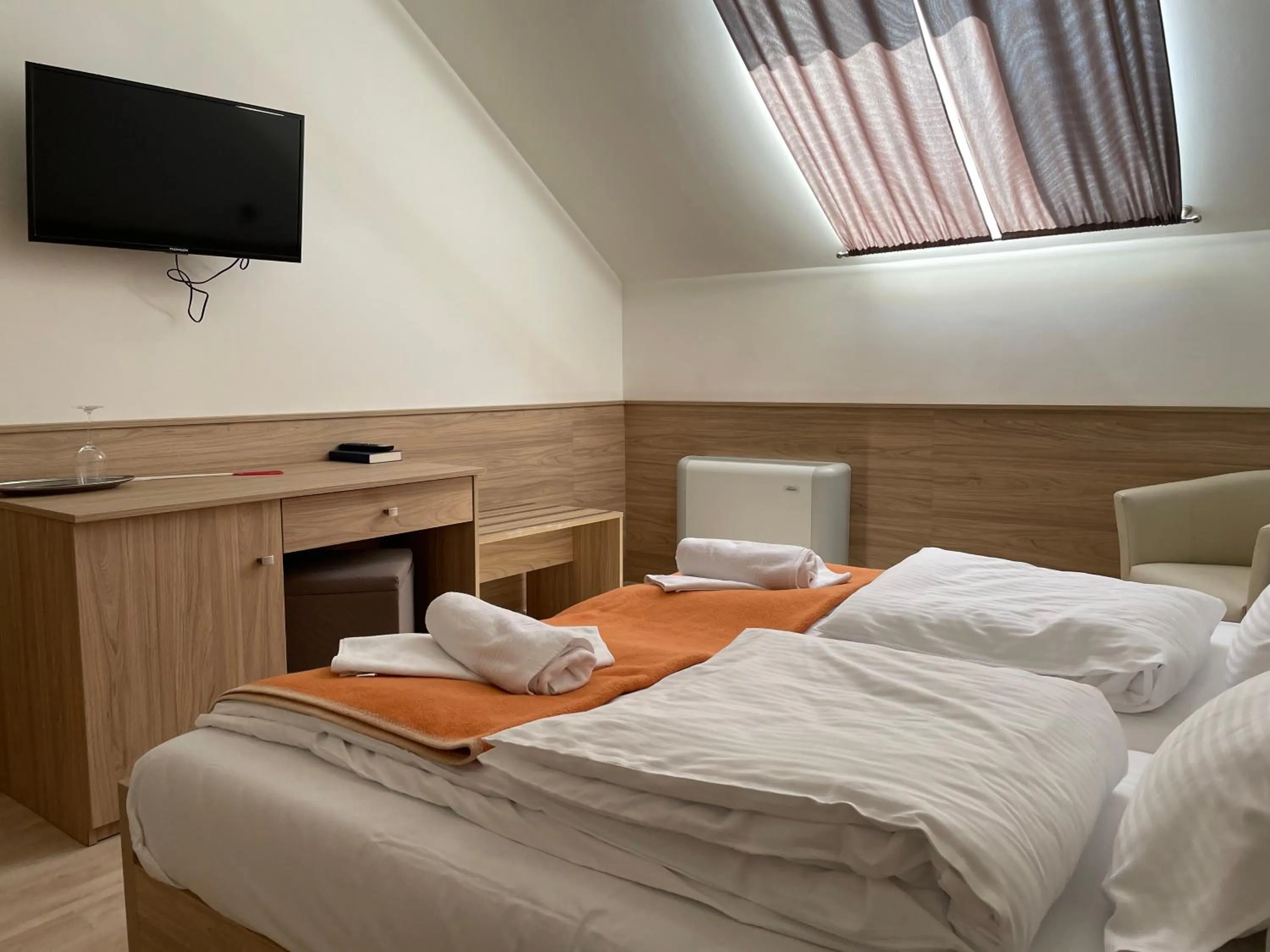 Bedroom, Bed in Mayer Pince Panzió