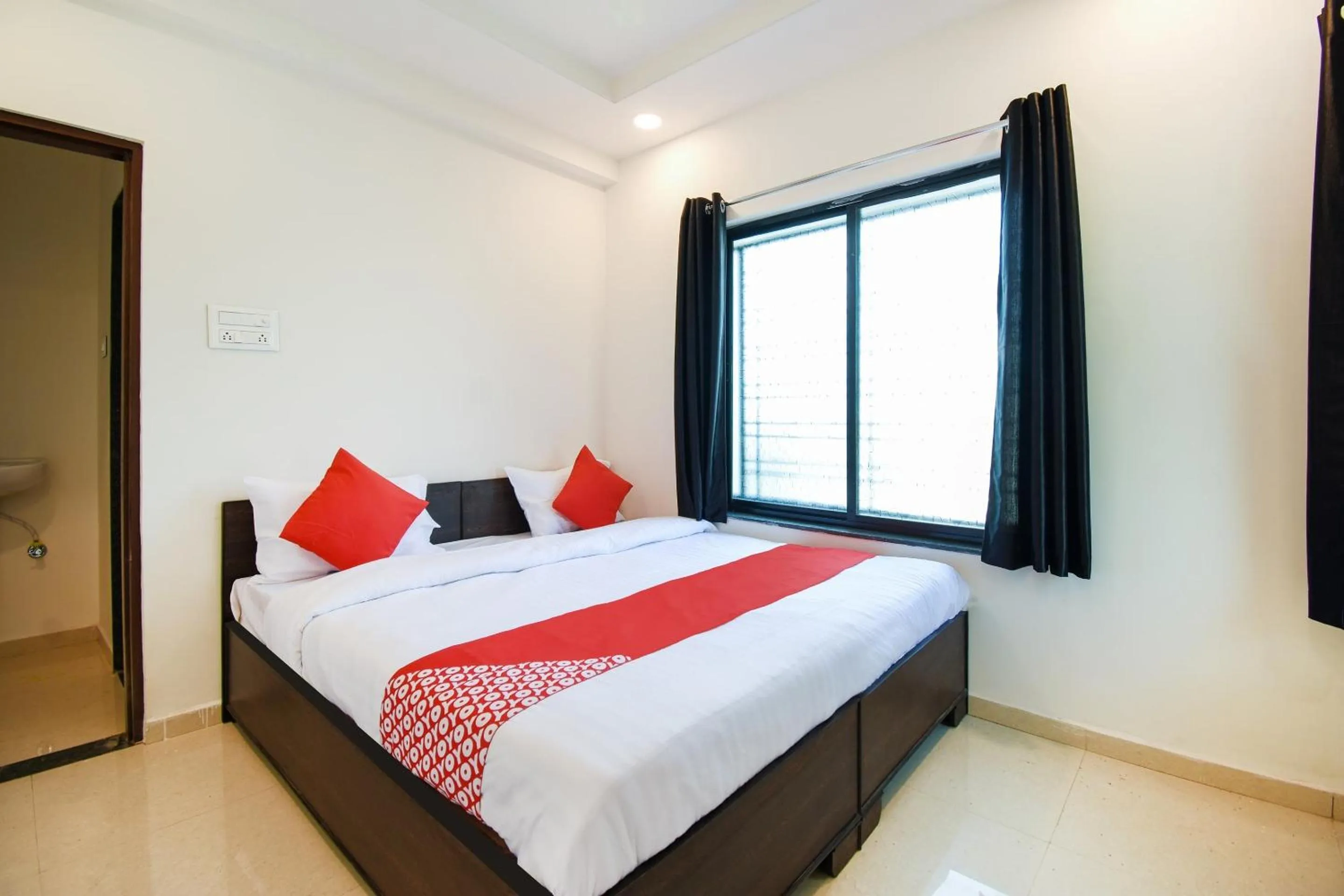 Bedroom, Bed in Super Collection O White House Regency