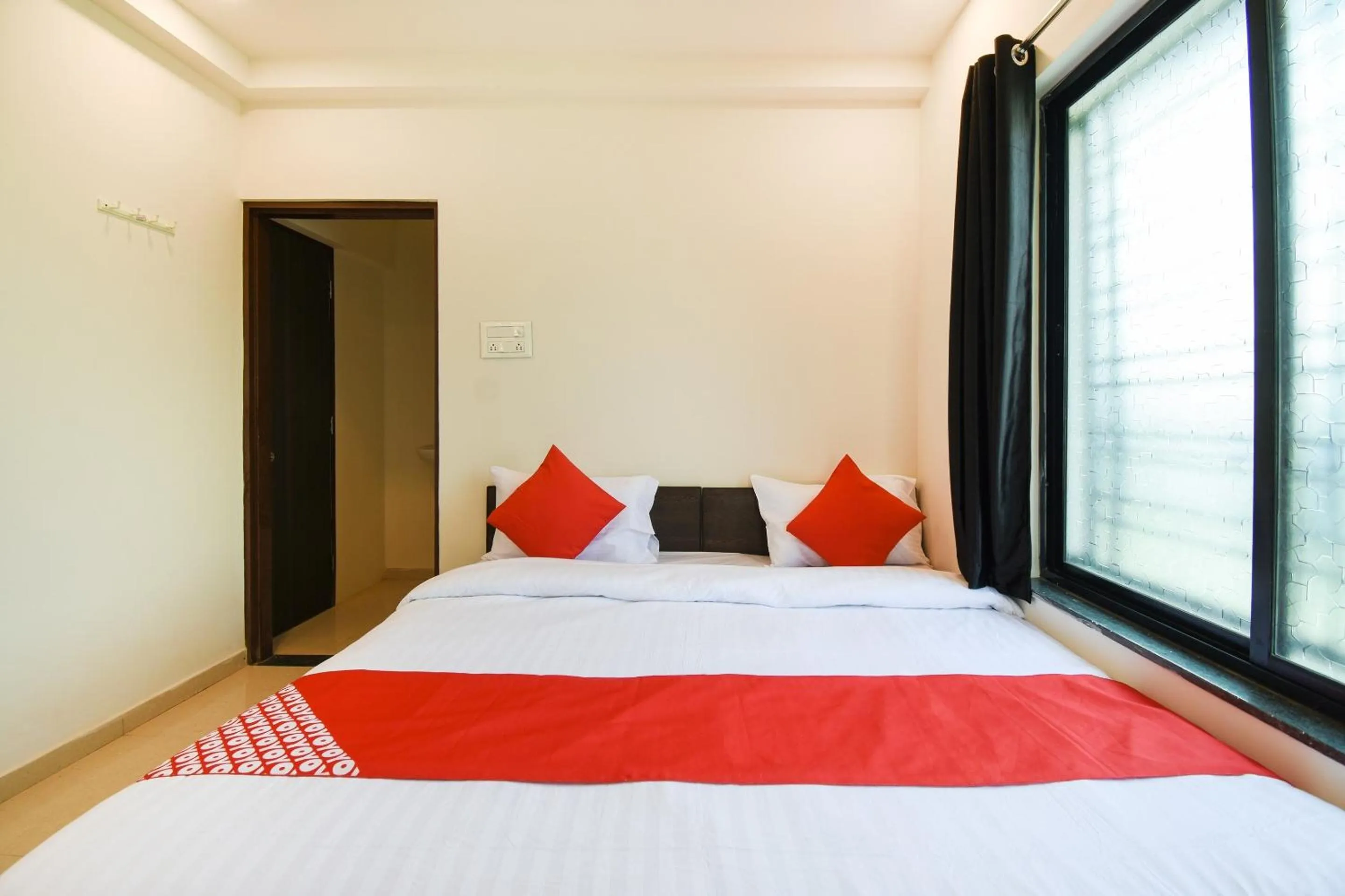 Bedroom, Bed in Super Collection O White House Regency