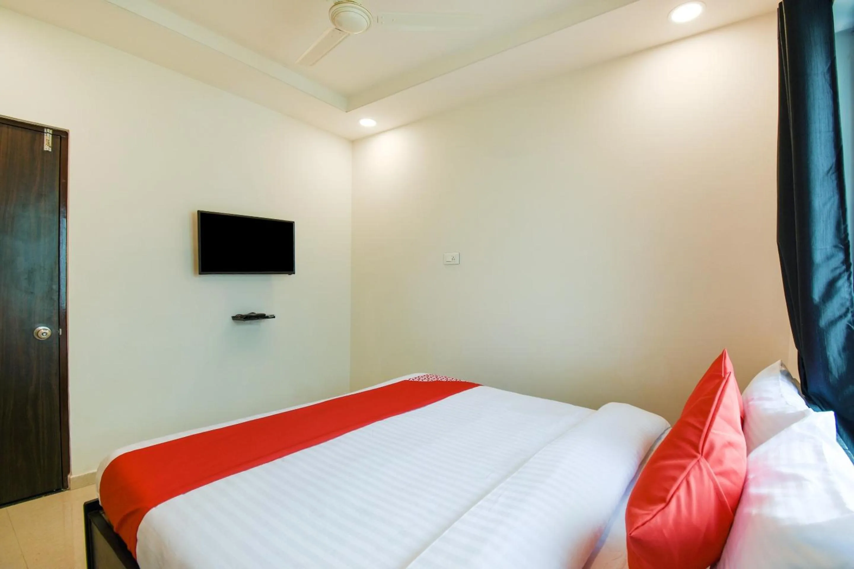 Bedroom, Bed in Super Collection O White House Regency