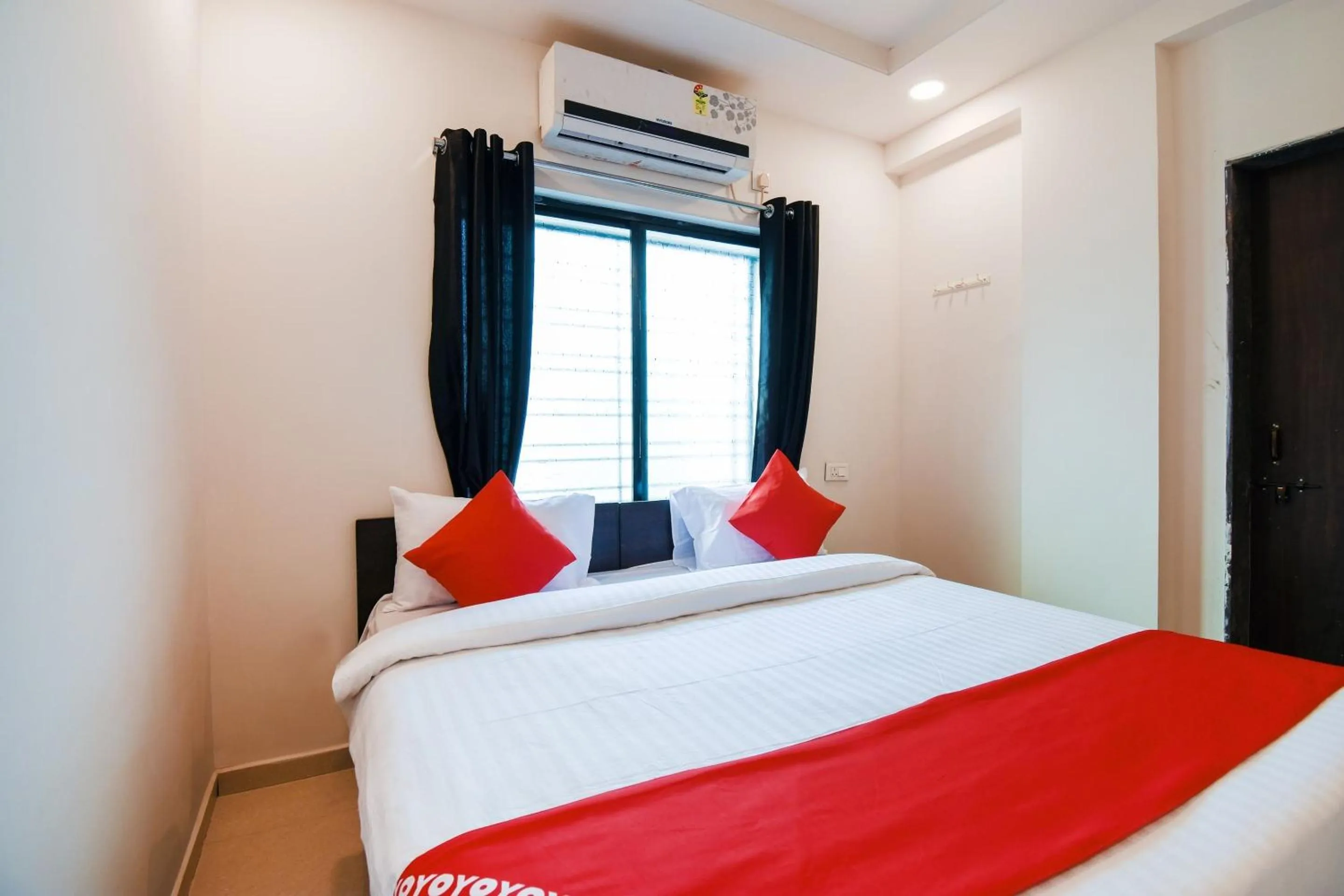 Bedroom, Bed in Super Collection O White House Regency