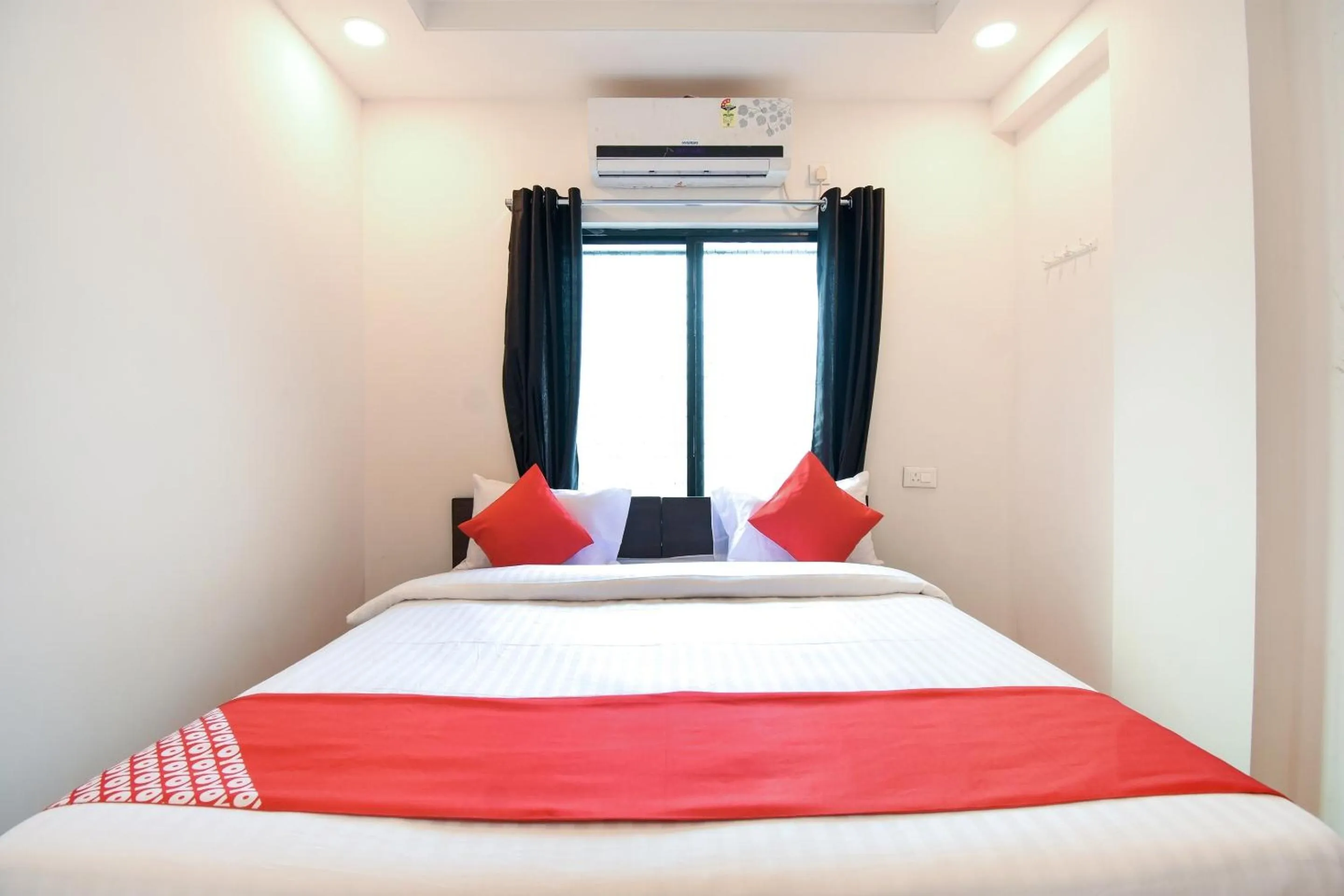 Bedroom, Bed in Super Collection O White House Regency