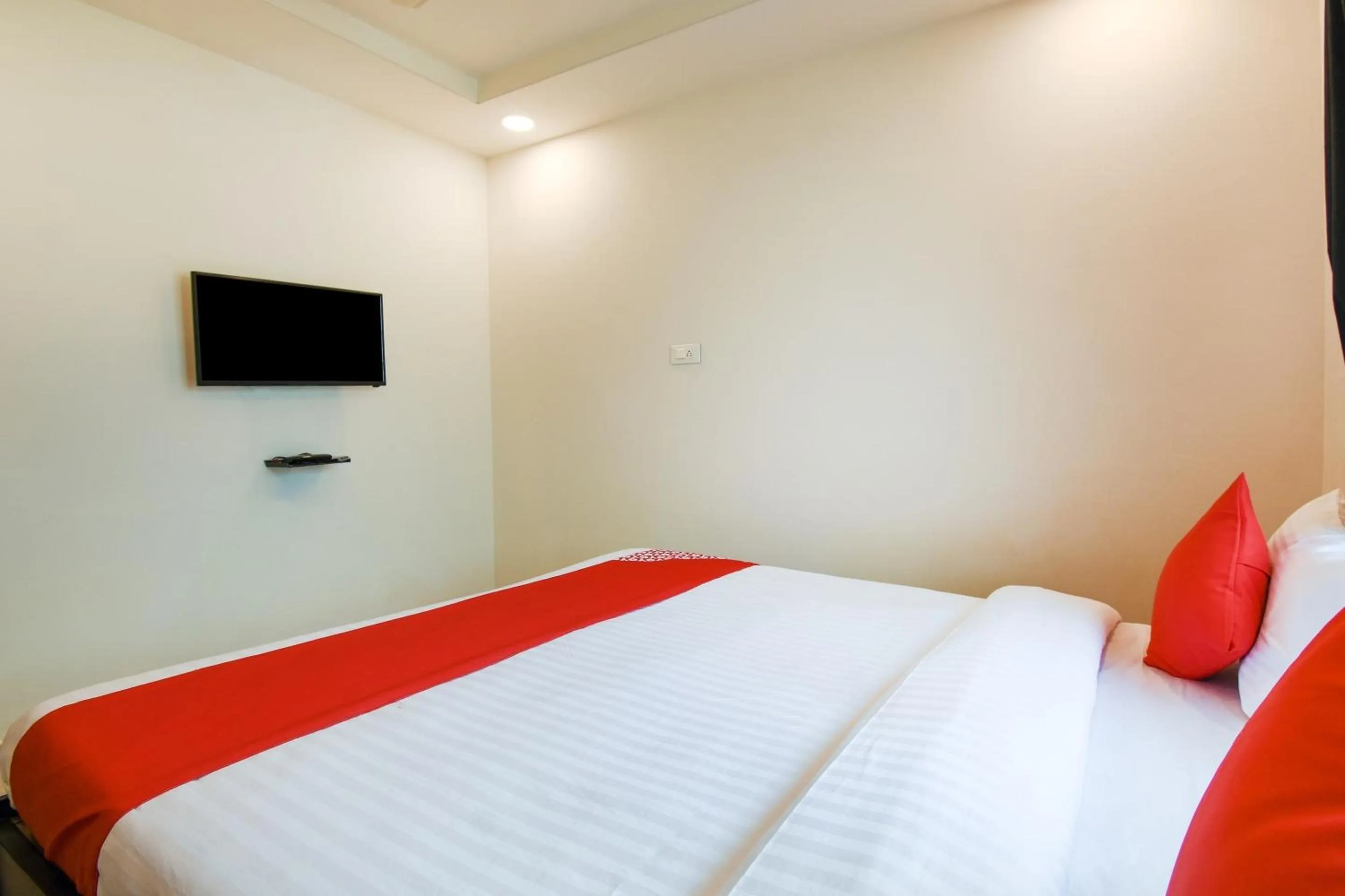 Bedroom, Bed in Super Collection O White House Regency