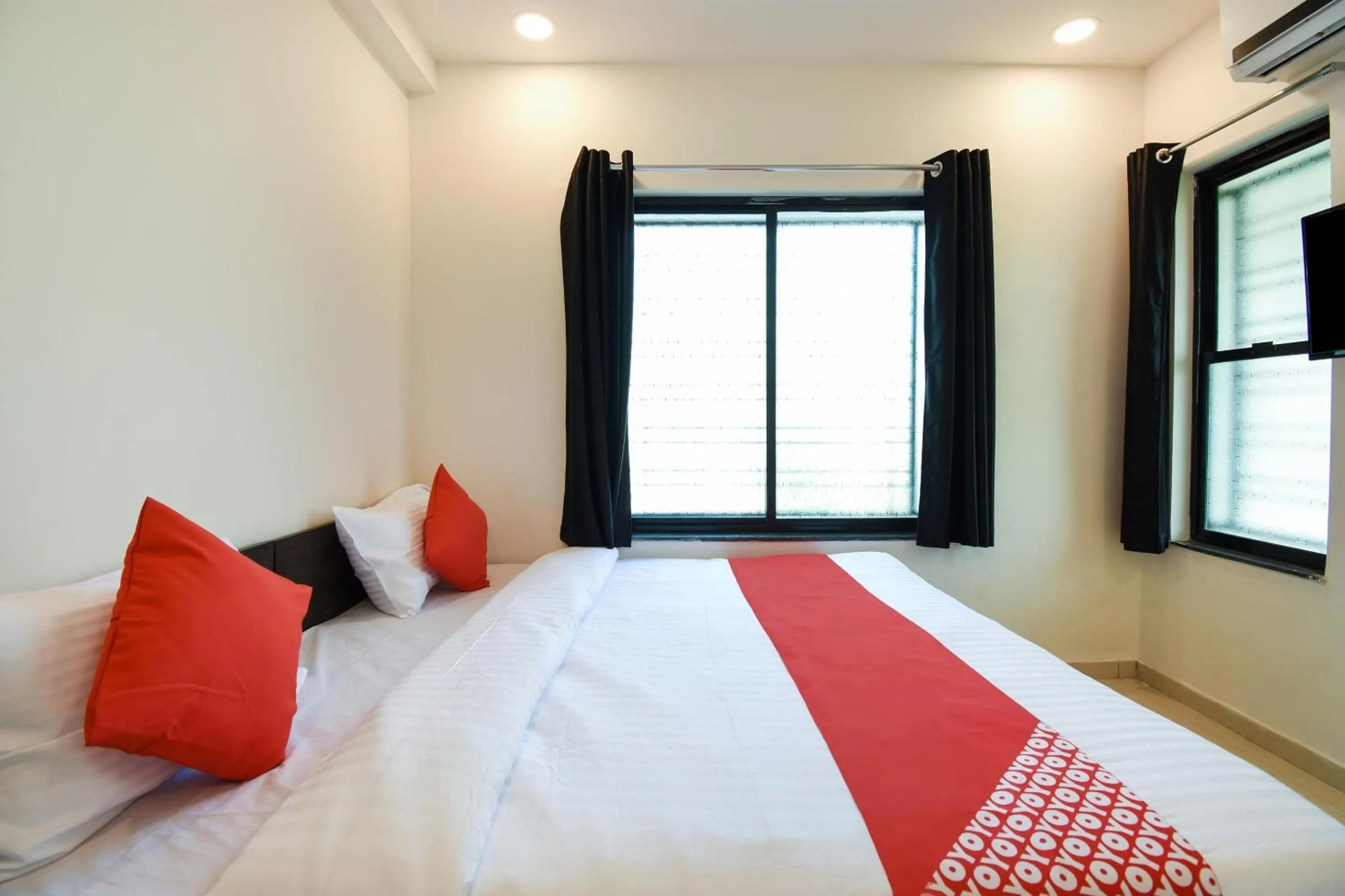 Bedroom, Bed in Super Collection O White House Regency