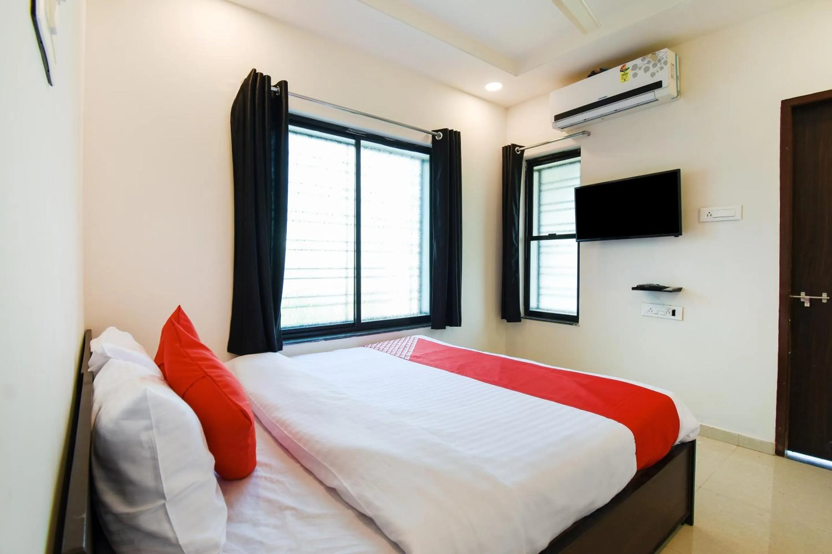 Bedroom, Bed in Super Collection O White House Regency