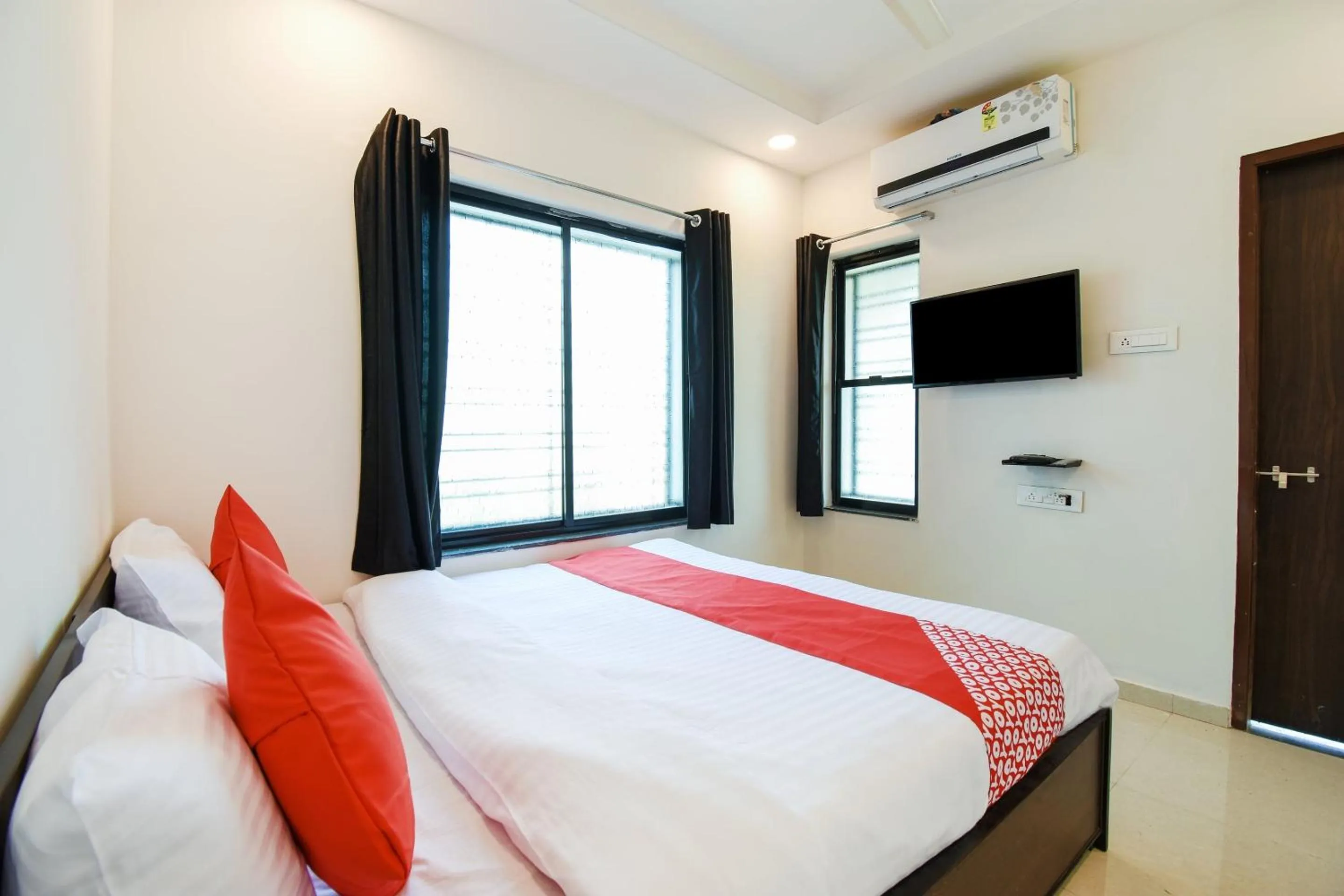 Bedroom, Bed in Super Collection O White House Regency