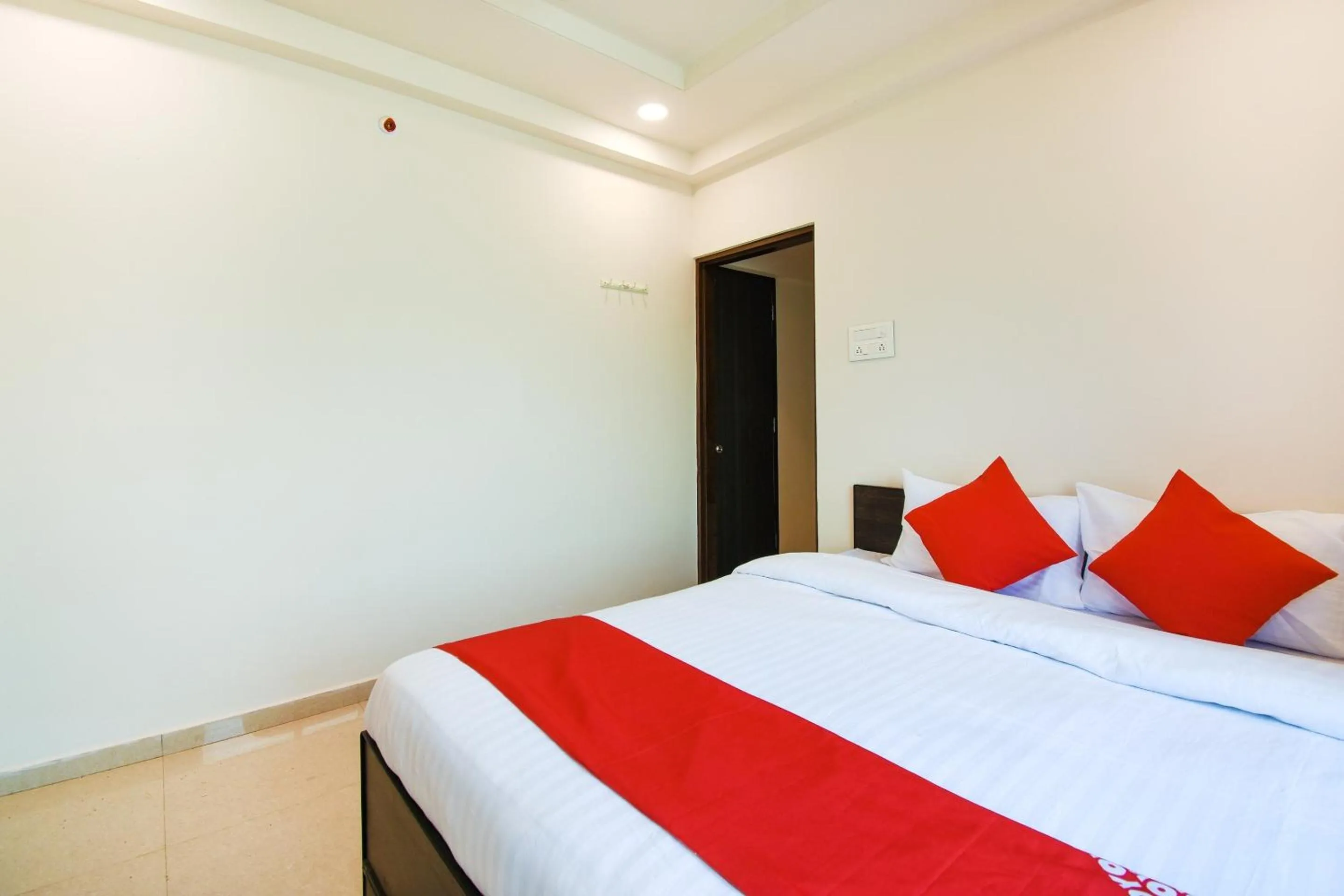 Bedroom, Bed in Super Collection O White House Regency