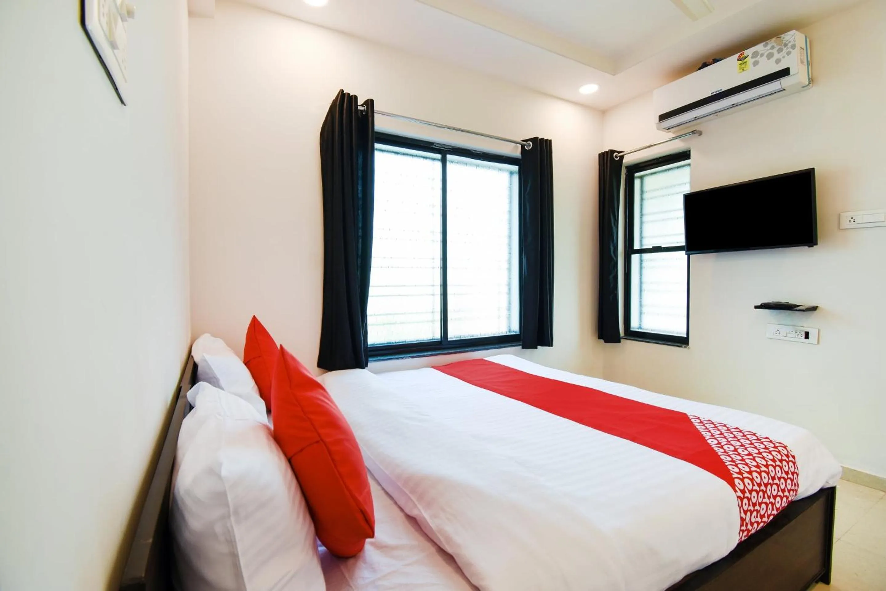 Bedroom, Bed in Super Collection O White House Regency