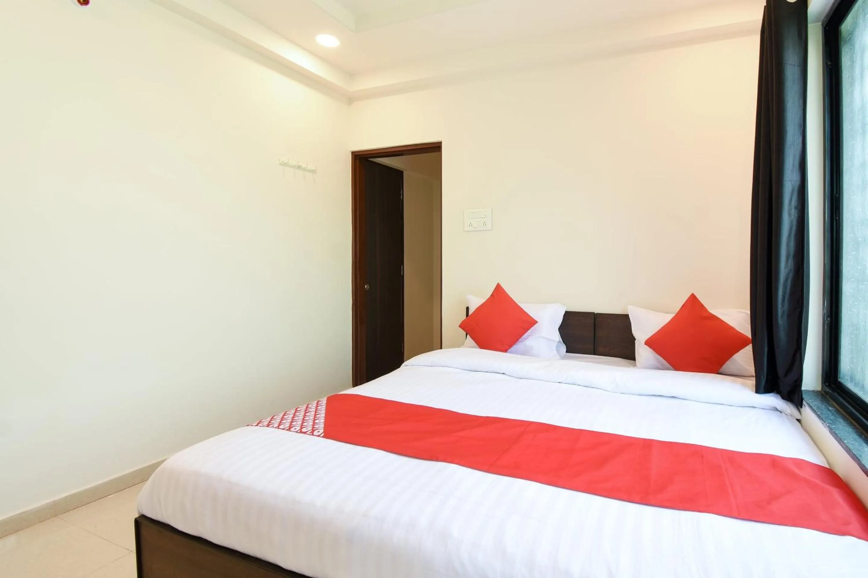 Bedroom, Bed in Super Collection O White House Regency