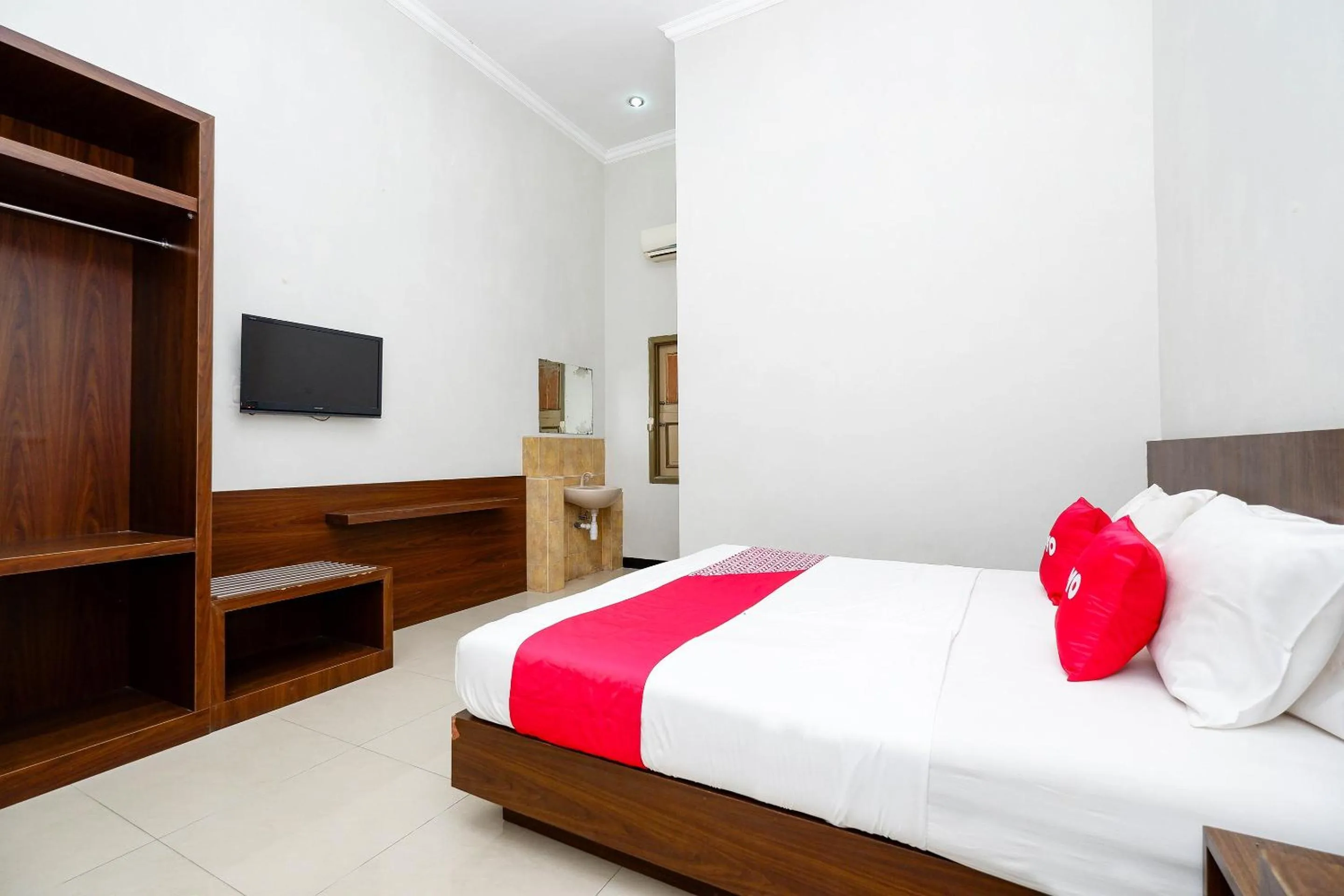 Bedroom in Super OYO 2436 Hotel Kencana