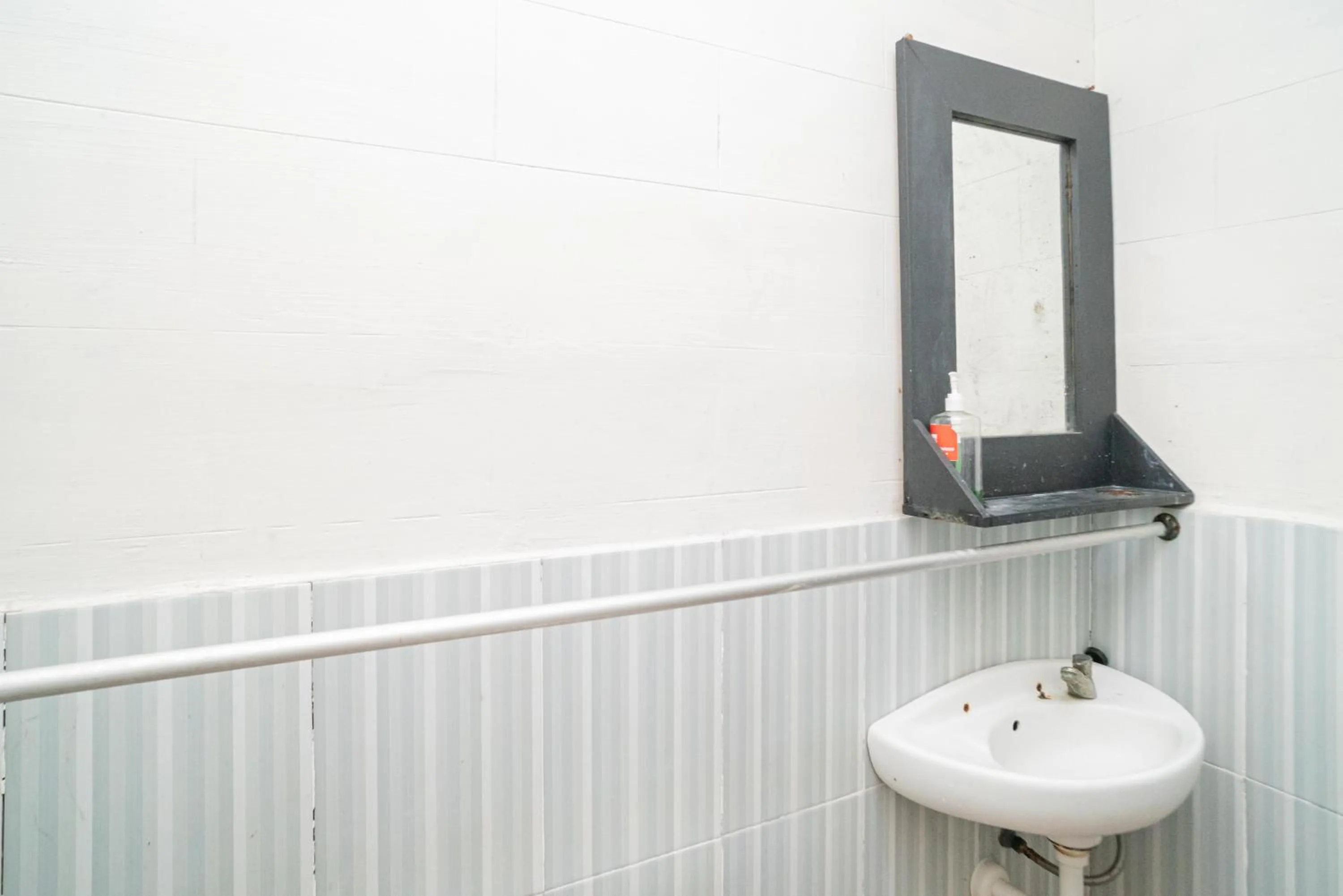 Bathroom in RedDoorz Plus Syariah At Lotus Hotel Bojonegoro