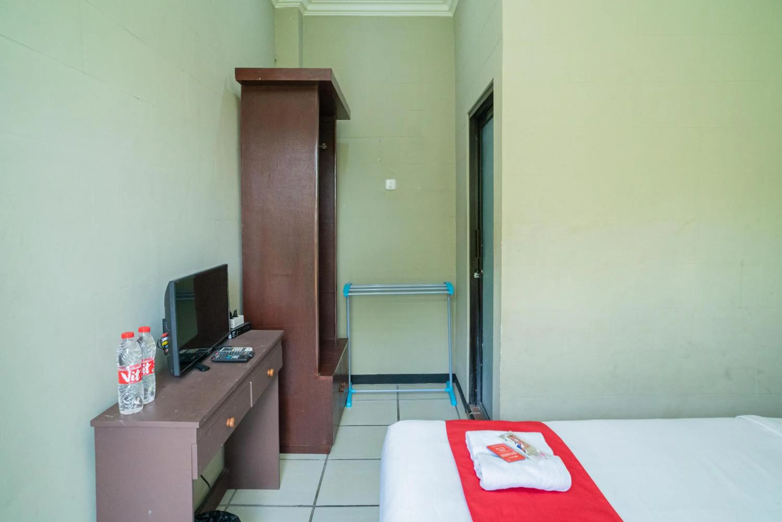 Bedroom, Bed in RedDoorz Plus Syariah At Lotus Hotel Bojonegoro