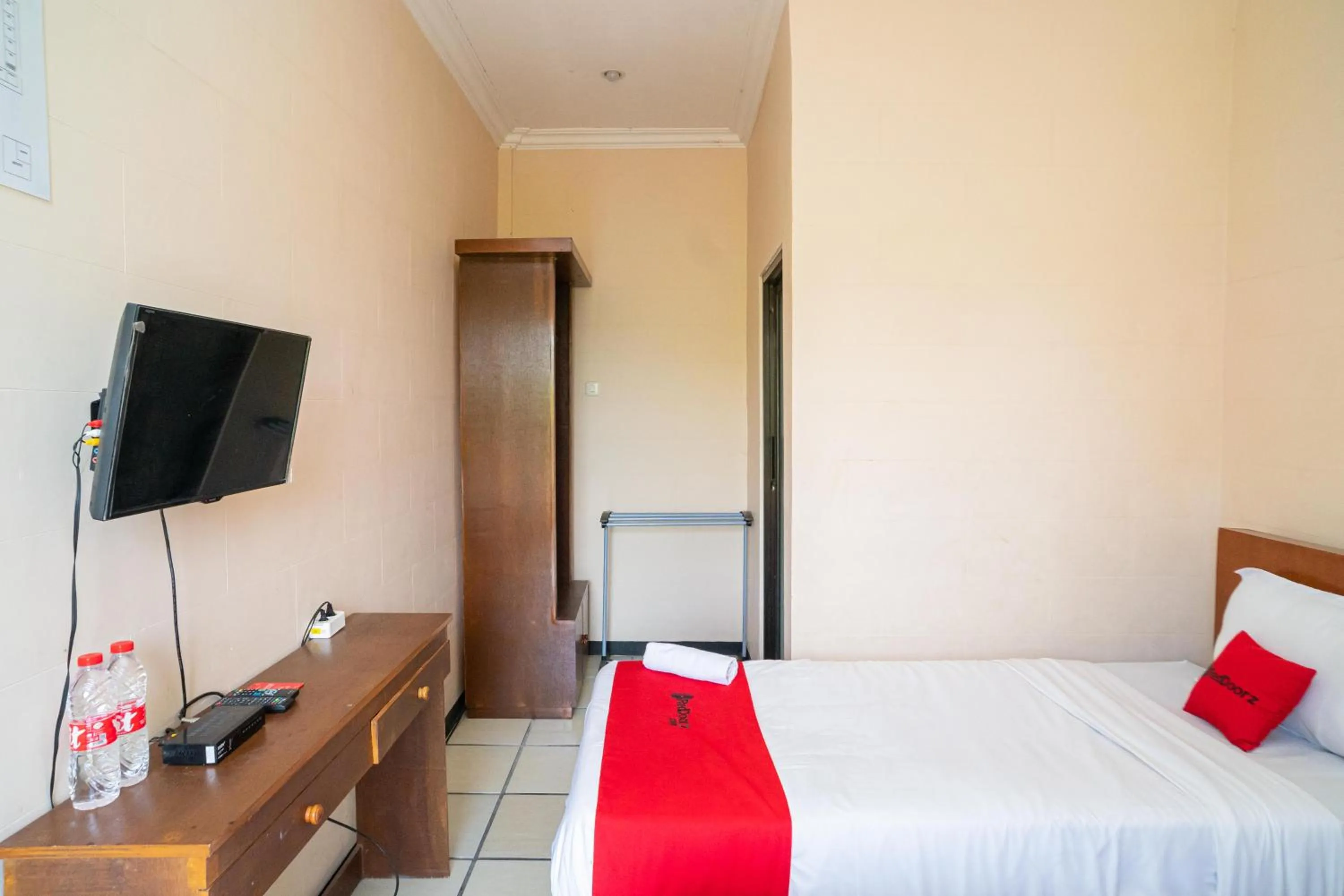 Bedroom, Bed in RedDoorz Plus Syariah At Lotus Hotel Bojonegoro